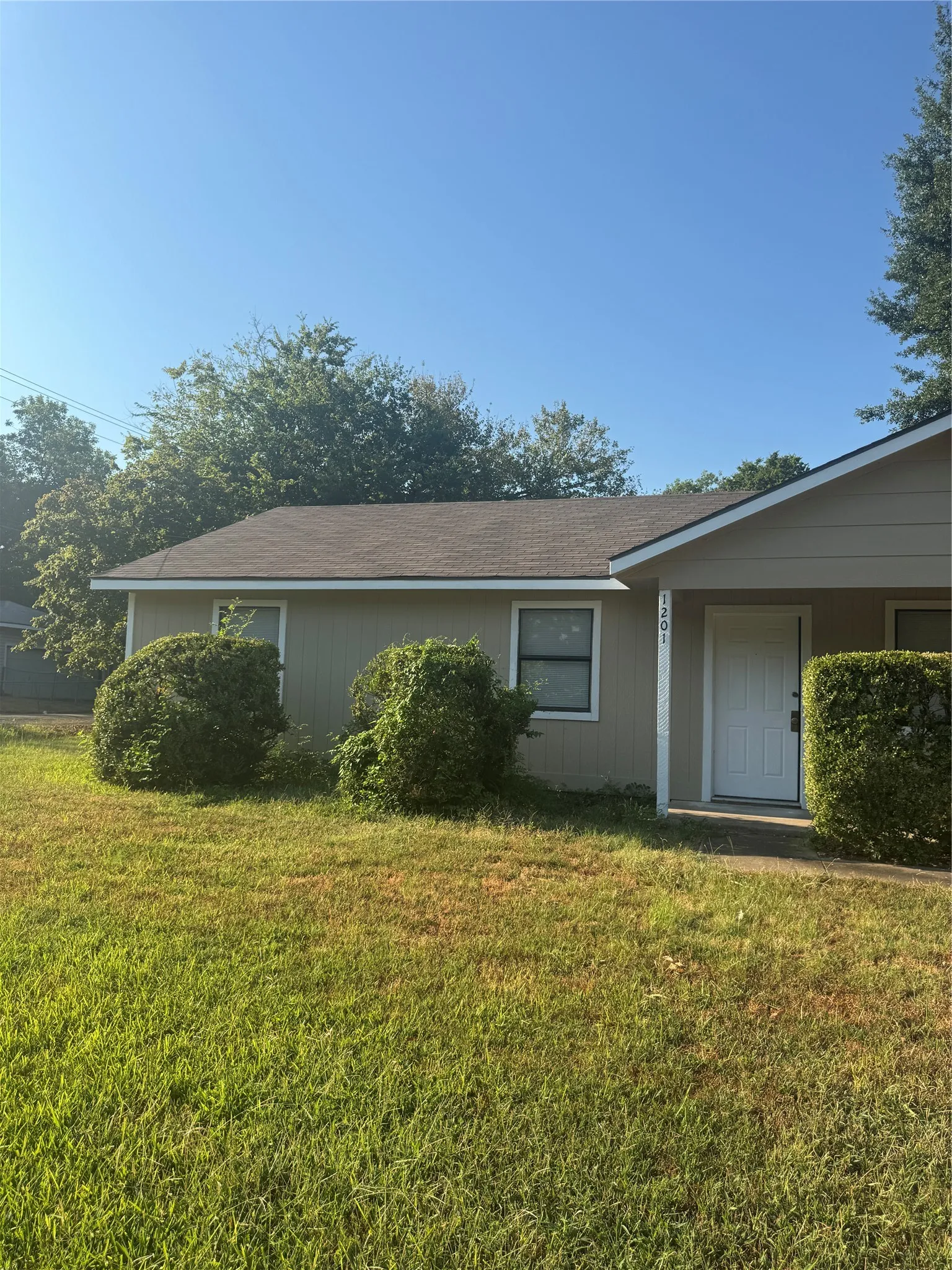 Single Family Residence For Sale in Hunt County , 1201 Division Street, Greenville, Texas 75401, 3 Bedroom, 2 Bathroom, 1 Garage spaces, 1,120 Sqft, built in 1965, mls#21374889, Real Estate Agent in Greenville, Homes For Sale in Hunt county, Homes For Sale in Greenville, Realtor in Greenville Texas, Real Estate Brokerage Independent Realty Texas, Luminita Cordes Realtor