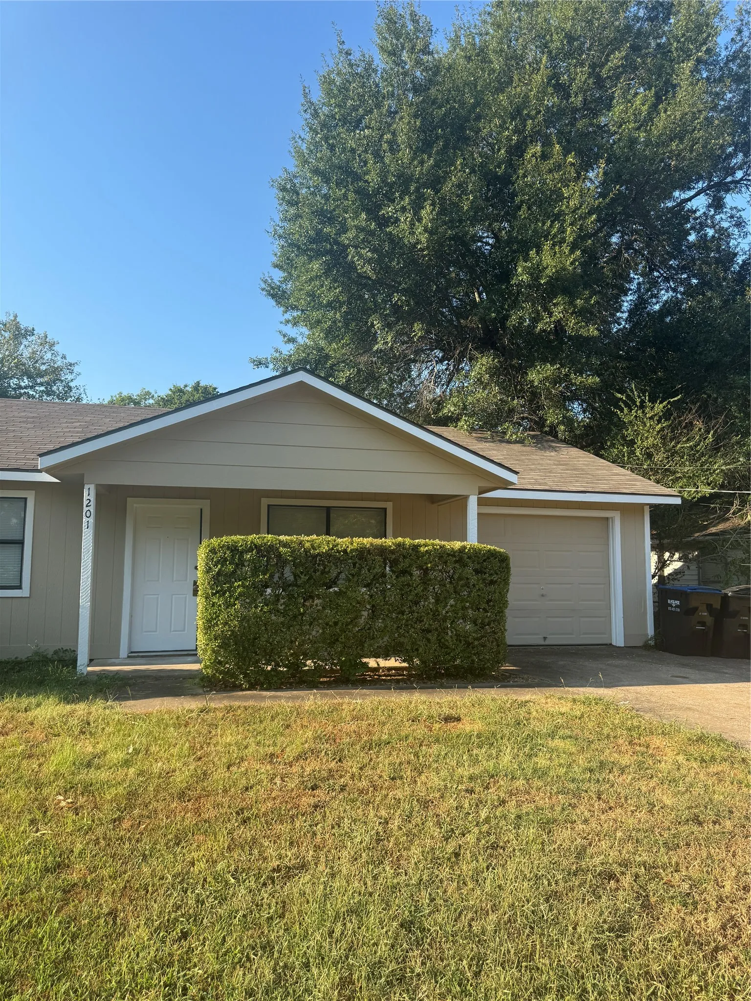 Single Family Residence For Sale in Hunt County , 1201 Division Street, Greenville, Texas 75401, 3 Bedroom, 2 Bathroom, 1 Garage spaces, 1,120 Sqft, built in 1965, mls#21374889, Real Estate Agent in Greenville, Homes For Sale in Hunt county, Homes For Sale in Greenville, Realtor in Greenville Texas, Real Estate Brokerage Independent Realty Texas, Luminita Cordes Realtor