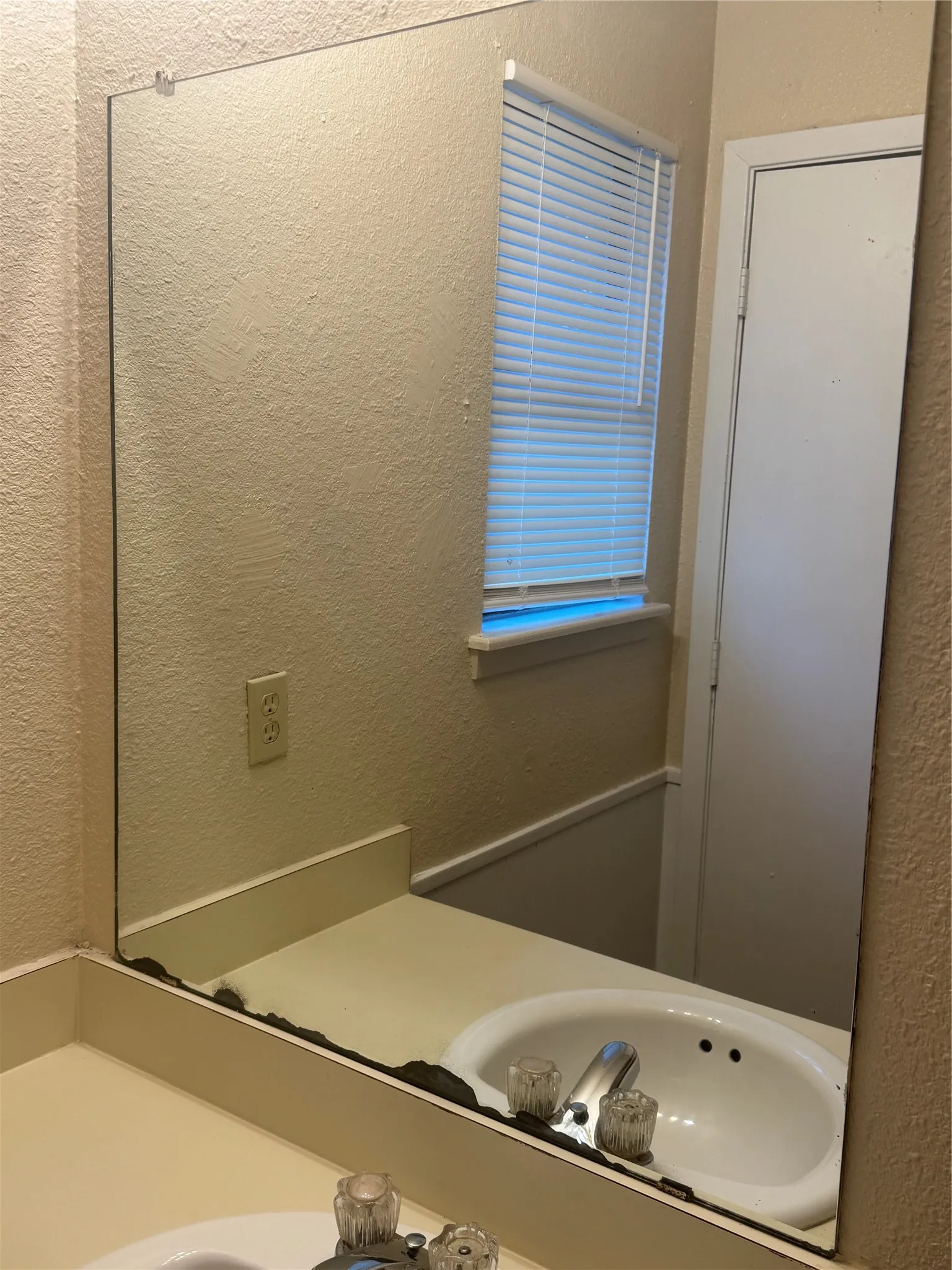 Single Family Residence For Sale in Hunt County , 1201 Division Street, Greenville, Texas 75401, 3 Bedroom, 2 Bathroom, 1 Garage spaces, 1,120 Sqft, built in 1965, mls#21374889, Real Estate Agent in Greenville, Homes For Sale in Hunt county, Homes For Sale in Greenville, Realtor in Greenville Texas, Real Estate Brokerage Independent Realty Texas, Luminita Cordes Realtor