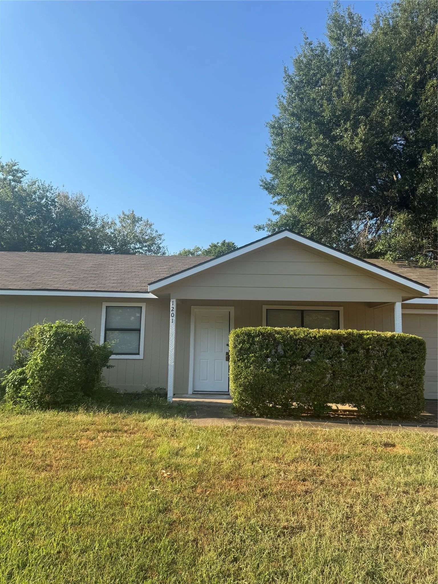 Single Family Residence For Sale in Hunt County , 1201 Division Street, Greenville, Texas 75401, 3 Bedroom, 2 Bathroom, 1 Garage spaces, 1,120 Sqft, built in 1965, mls#21374889, Real Estate Agent in Greenville, Homes For Sale in Hunt county, Homes For Sale in Greenville, Realtor in Greenville Texas, Real Estate Brokerage Independent Realty Texas, Luminita Cordes Realtor
