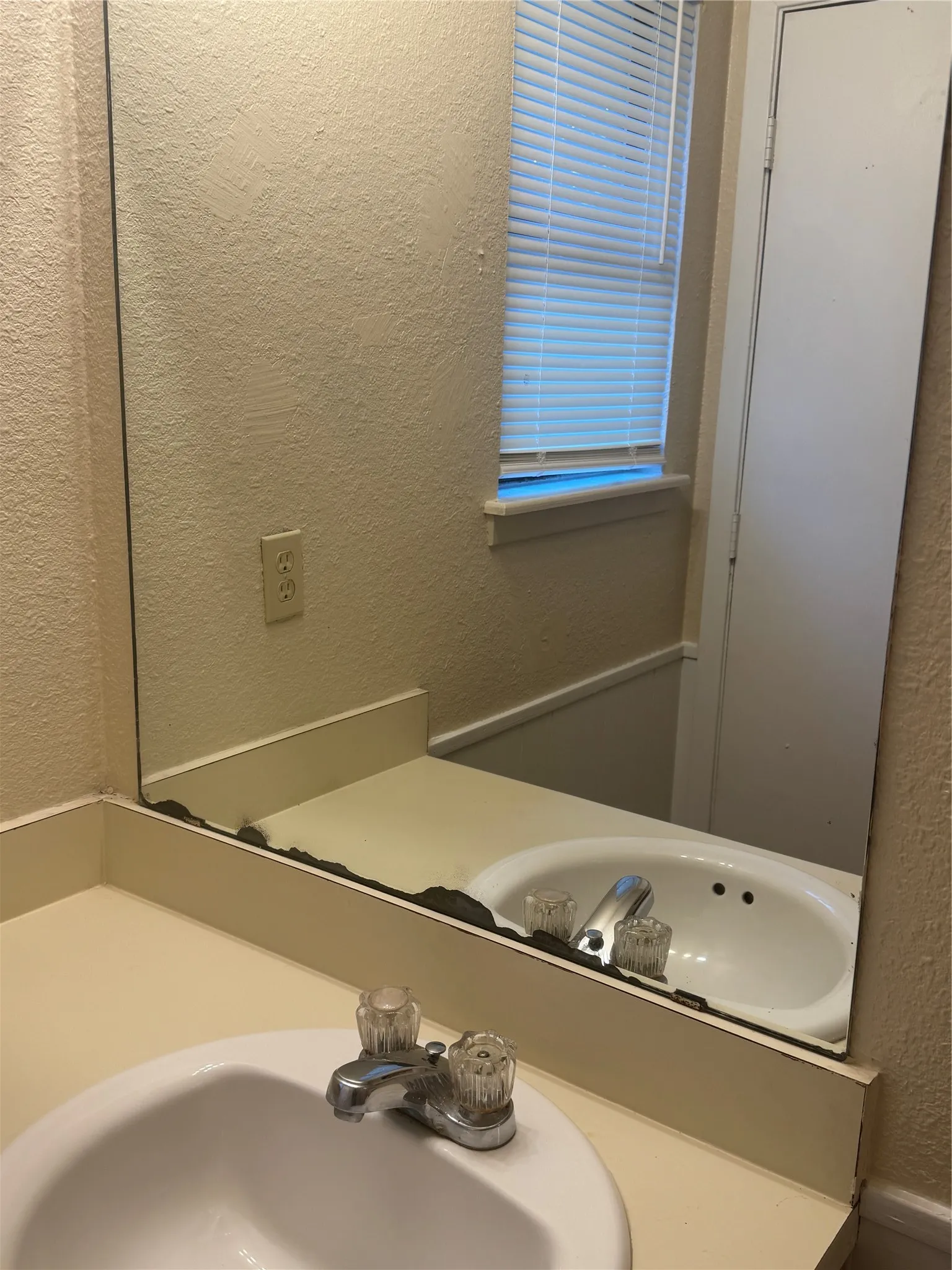 Single Family Residence For Sale in Hunt County , 1201 Division Street, Greenville, Texas 75401, 3 Bedroom, 2 Bathroom, 1 Garage spaces, 1,120 Sqft, built in 1965, mls#21374889, Real Estate Agent in Greenville, Homes For Sale in Hunt county, Homes For Sale in Greenville, Realtor in Greenville Texas, Real Estate Brokerage Independent Realty Texas, Luminita Cordes Realtor