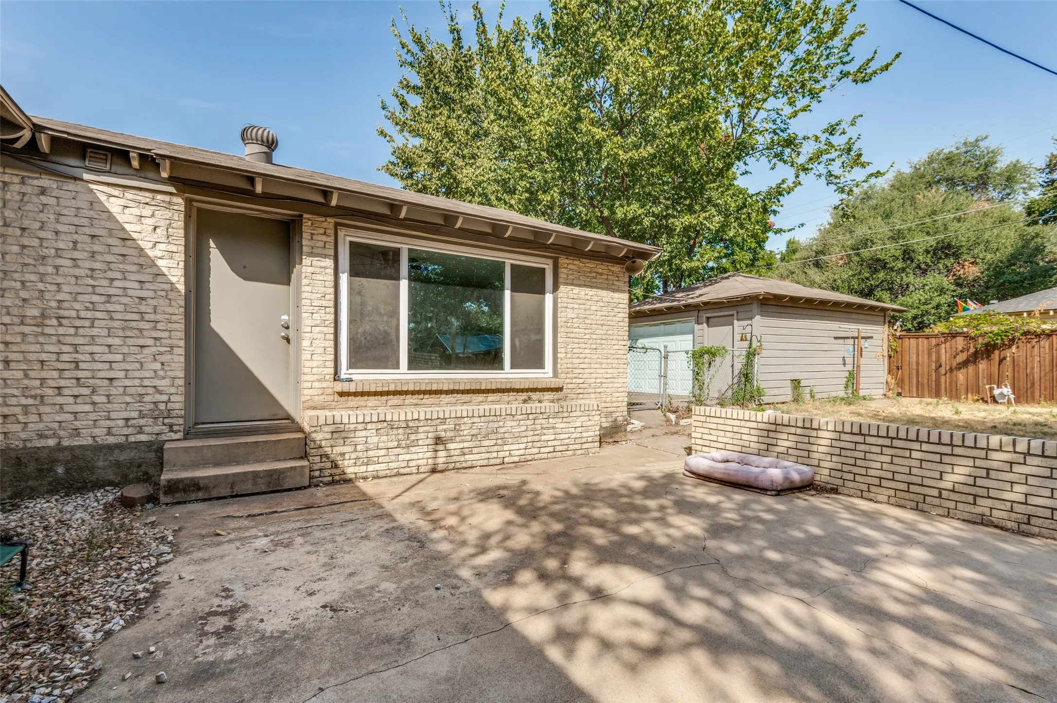 Single Family Residence For Sale in Dallas County , 1219 Mcadams Avenue, Dallas, Texas 75224, 3 Bedroom, 2 Bathroom, 2 Garage spaces, 1,396 Sqft, built in 1950, mls#21373786, Real Estate Agent in Dallas, Homes For Sale in Dallas county, Homes For Sale in Dallas, Realtor in Dallas Texas, Real Estate Brokerage Independent Realty Texas, Luminita Cordes Realtor