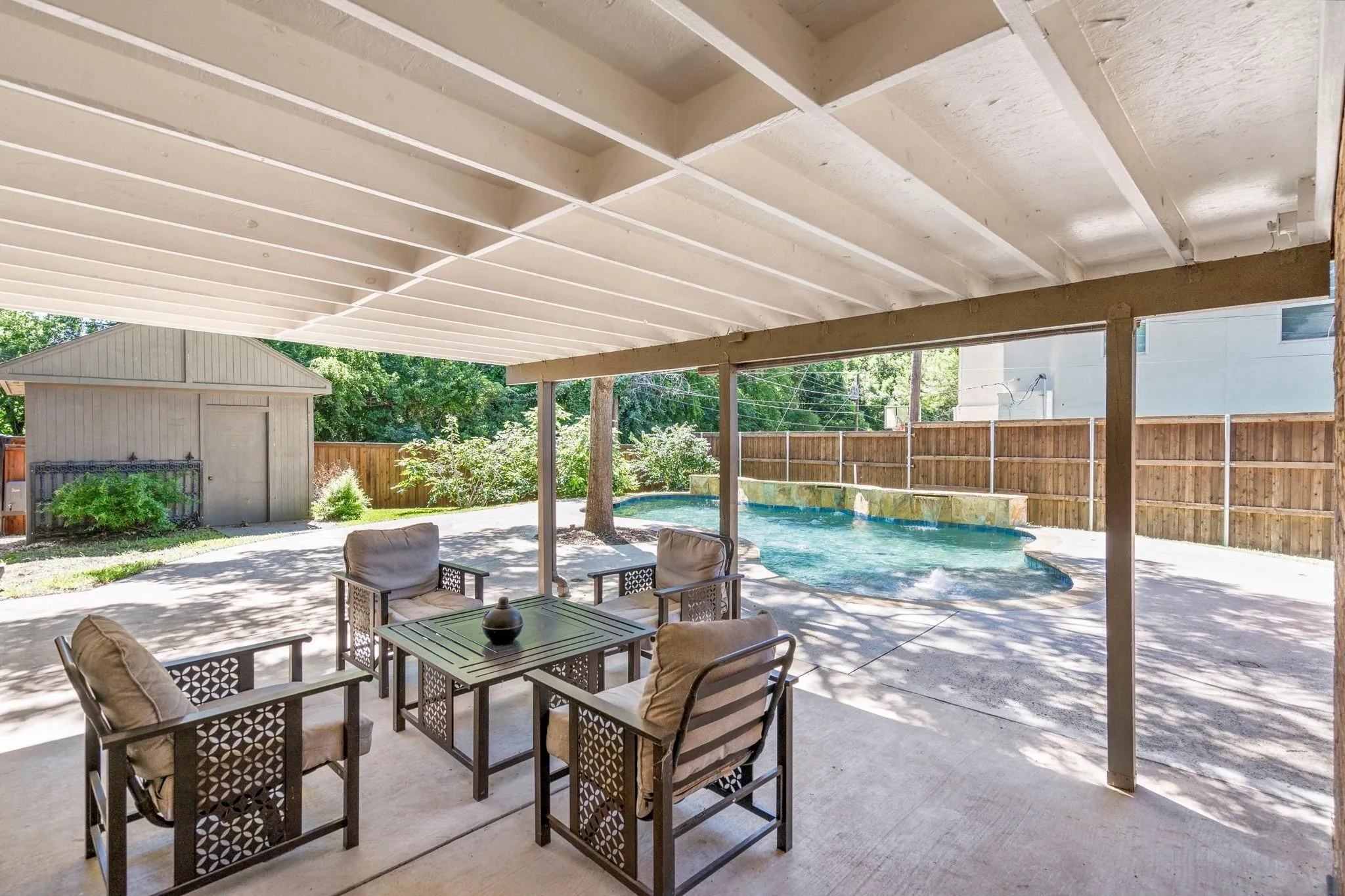 Single Family Residence For Rent in Dallas County , 7162 Carrousel Circle, Dallas, Texas 75214, 4 Bedroom, 3 Bathroom, Garage spaces, 2,493 Sqft, built in 1971, mls#21379305, Real Estate Agent in Dallas, Homes For Rent in Dallas county, Homes For Rent in Dallas, Realtor in Dallas Texas, Real Estate Brokerage Independent Realty Texas, Luminita Cordes Realtor