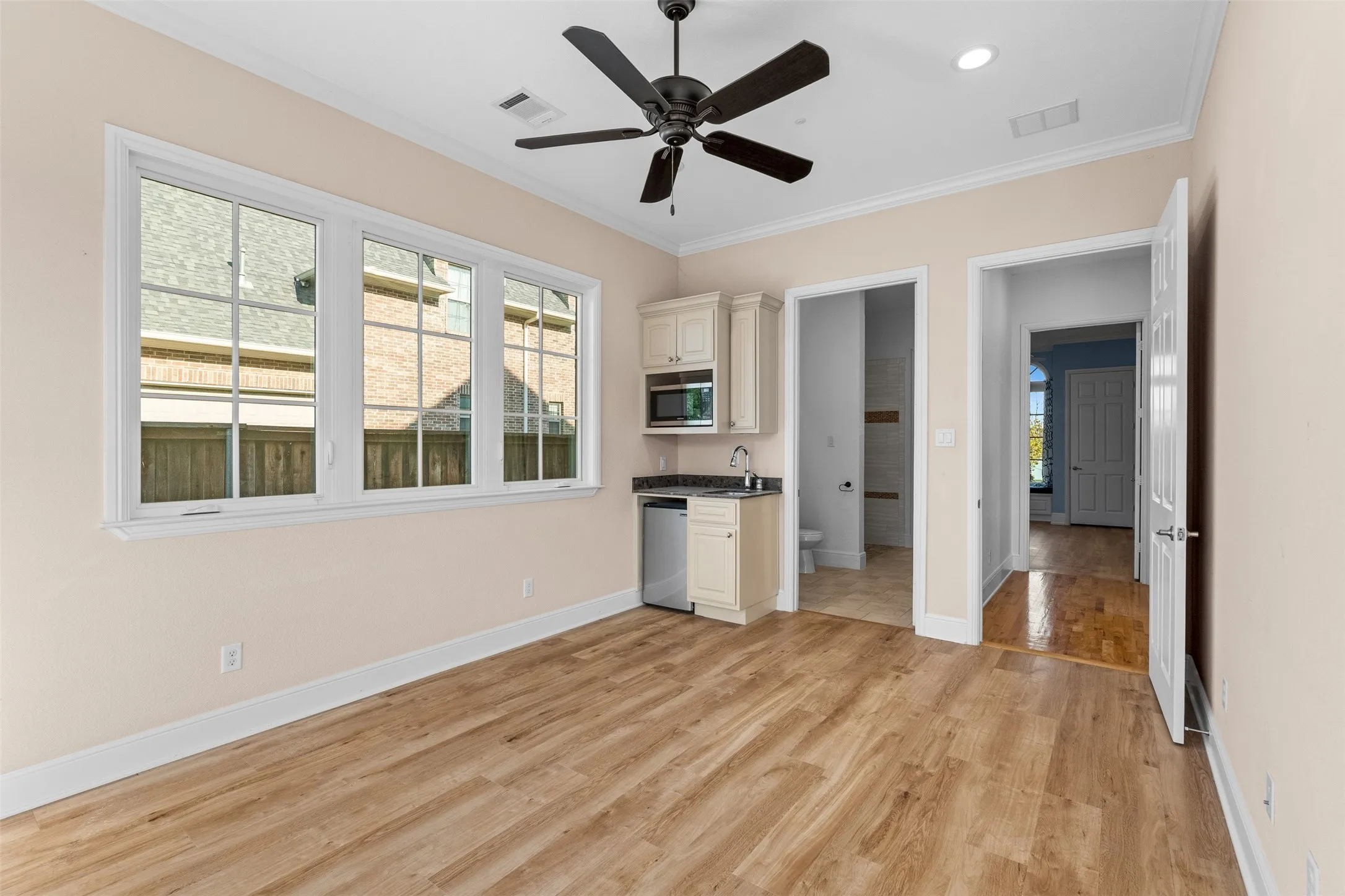 Single Family Residence For Sale in Tarrant County , 1217 Viridian Park Lane, Arlington, Texas 76005, 5 Bedroom, 5 Bathroom, 3 Garage spaces, 6,316 Sqft, built in 2015, mls#21379302, Real Estate Agent in Arlington, Homes For Sale in Tarrant county, Homes For Sale in Arlington, Realtor in Arlington Texas, Real Estate Brokerage Independent Realty Texas, Luminita Cordes Realtor