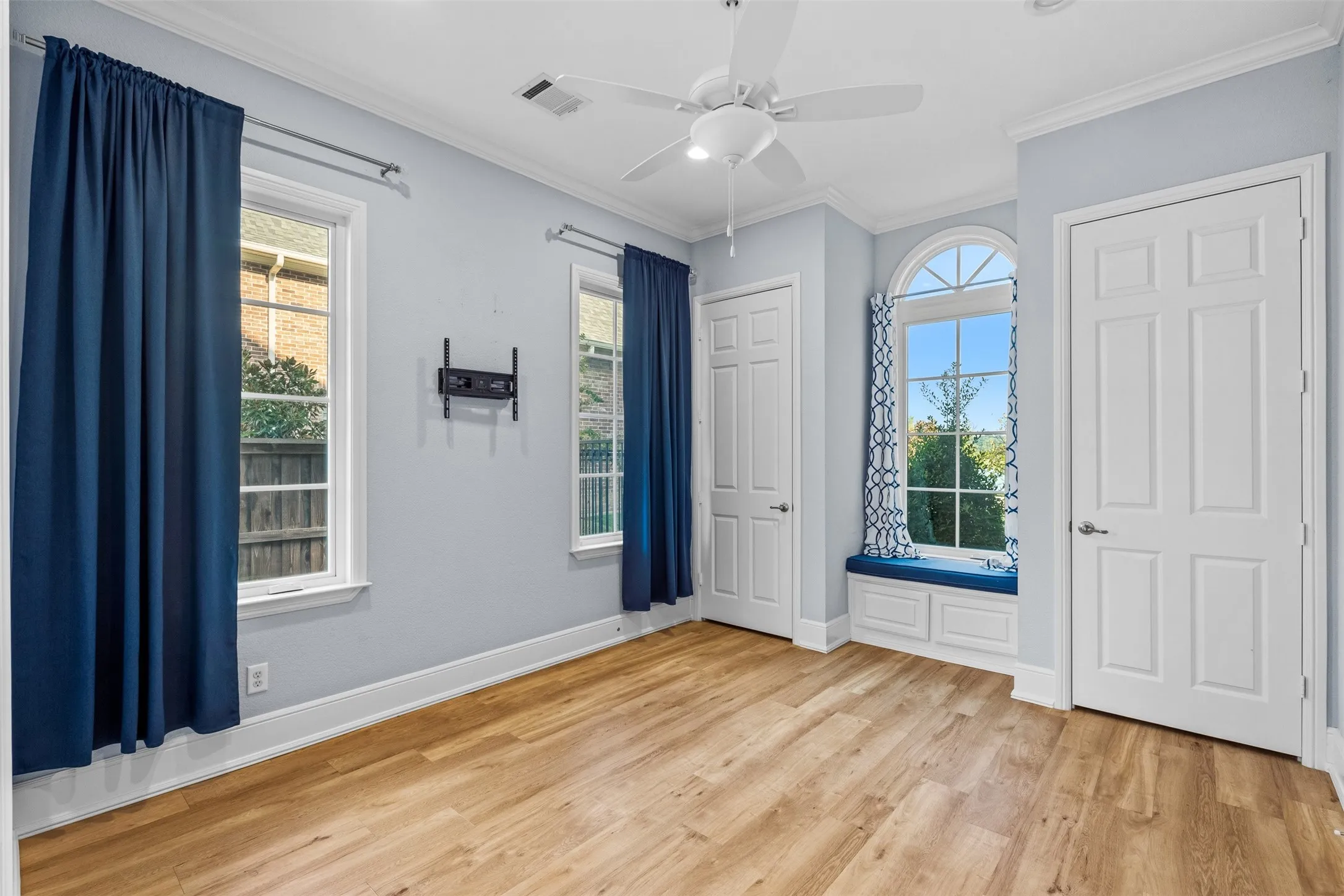 Single Family Residence For Sale in Tarrant County , 1217 Viridian Park Lane, Arlington, Texas 76005, 5 Bedroom, 5 Bathroom, 3 Garage spaces, 6,316 Sqft, built in 2015, mls#21379302, Real Estate Agent in Arlington, Homes For Sale in Tarrant county, Homes For Sale in Arlington, Realtor in Arlington Texas, Real Estate Brokerage Independent Realty Texas, Luminita Cordes Realtor