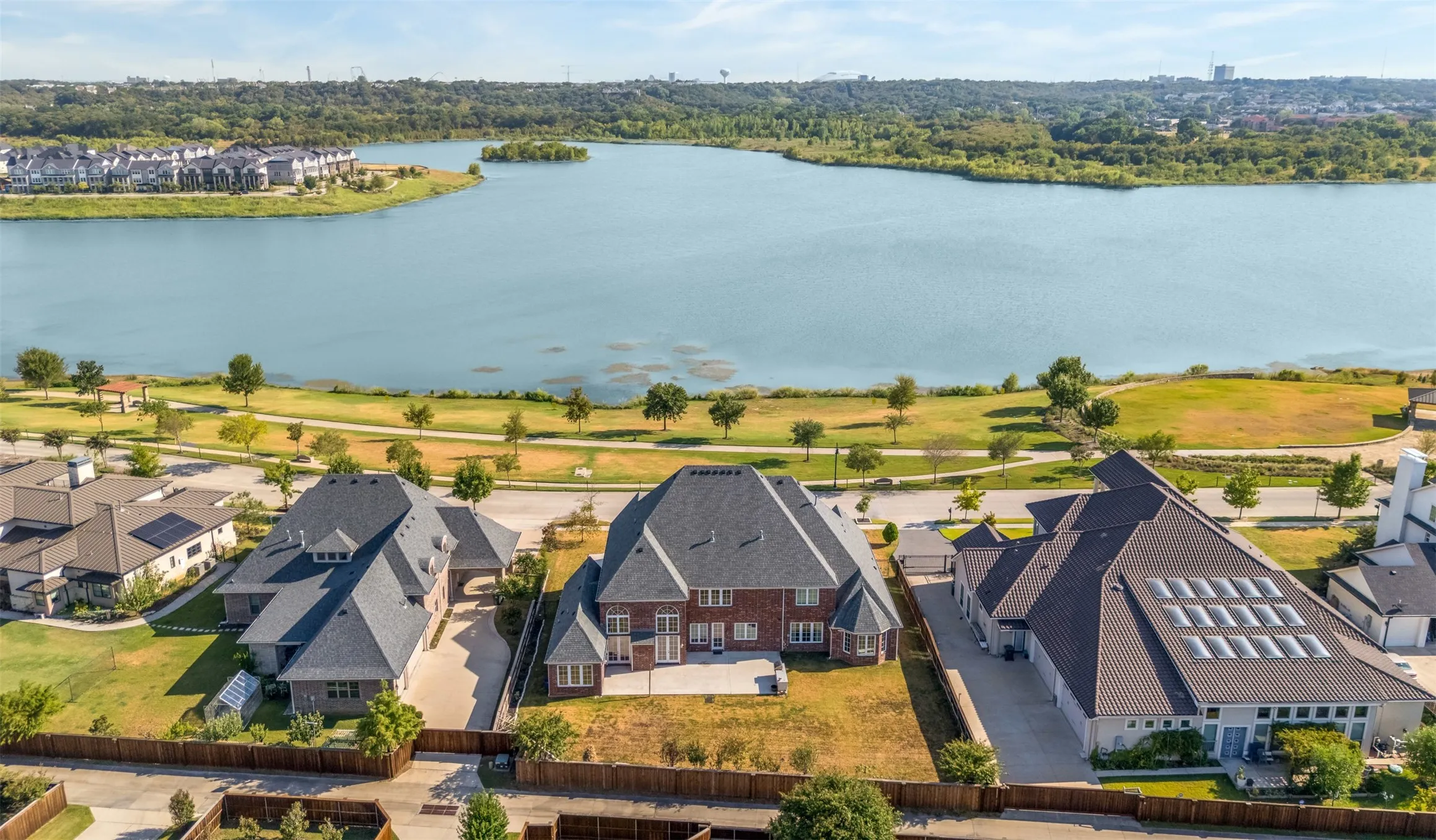 Single Family Residence For Sale in Tarrant County , 1217 Viridian Park Lane, Arlington, Texas 76005, 5 Bedroom, 5 Bathroom, 3 Garage spaces, 6,316 Sqft, built in 2015, mls#21379302, Real Estate Agent in Arlington, Homes For Sale in Tarrant county, Homes For Sale in Arlington, Realtor in Arlington Texas, Real Estate Brokerage Independent Realty Texas, Luminita Cordes Realtor