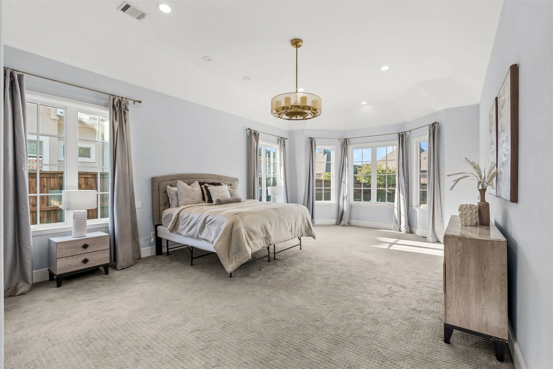 Single Family Residence For Sale in Tarrant County , 1217 Viridian Park Lane, Arlington, Texas 76005, 5 Bedroom, 5 Bathroom, 3 Garage spaces, 6,316 Sqft, built in 2015, mls#21379302, Real Estate Agent in Arlington, Homes For Sale in Tarrant county, Homes For Sale in Arlington, Realtor in Arlington Texas, Real Estate Brokerage Independent Realty Texas, Luminita Cordes Realtor