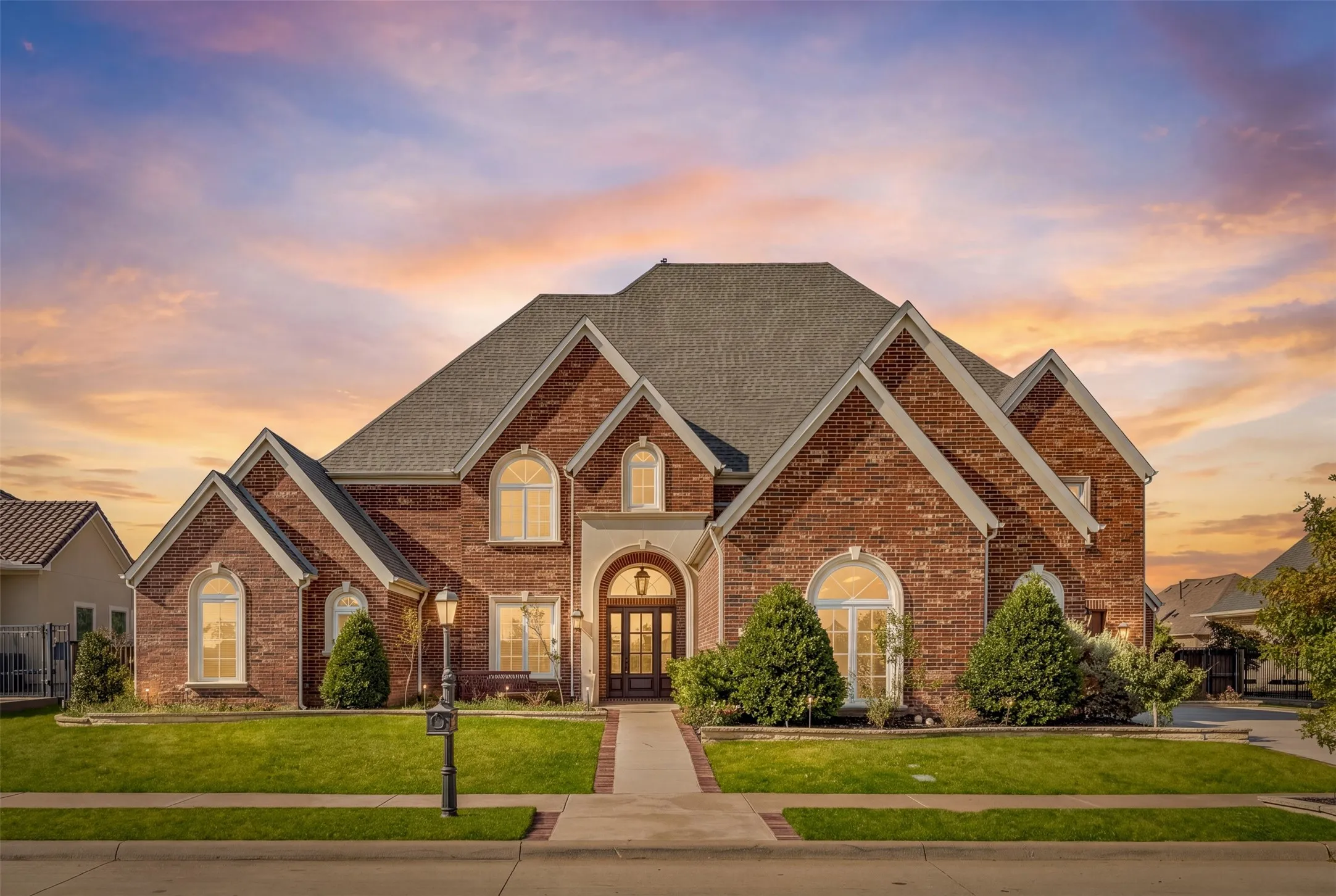 Single Family Residence For Sale in Tarrant County , 1217 Viridian Park Lane, Arlington, Texas 76005, 5 Bedroom, 5 Bathroom, 3 Garage spaces, 6,316 Sqft, built in 2015, mls#21379302, Real Estate Agent in Arlington, Homes For Sale in Tarrant county, Homes For Sale in Arlington, Realtor in Arlington Texas, Real Estate Brokerage Independent Realty Texas, Luminita Cordes Realtor
