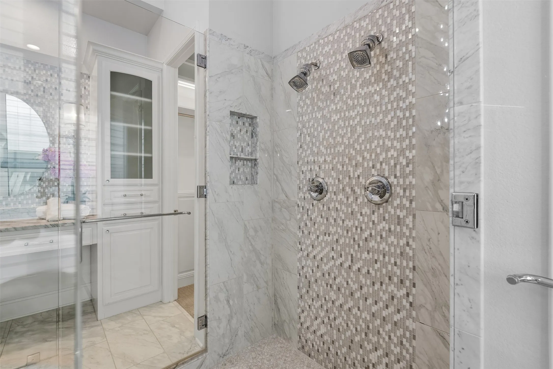Single Family Residence For Sale in Tarrant County , 1217 Viridian Park Lane, Arlington, Texas 76005, 5 Bedroom, 5 Bathroom, 3 Garage spaces, 6,316 Sqft, built in 2015, mls#21379302, Real Estate Agent in Arlington, Homes For Sale in Tarrant county, Homes For Sale in Arlington, Realtor in Arlington Texas, Real Estate Brokerage Independent Realty Texas, Luminita Cordes Realtor