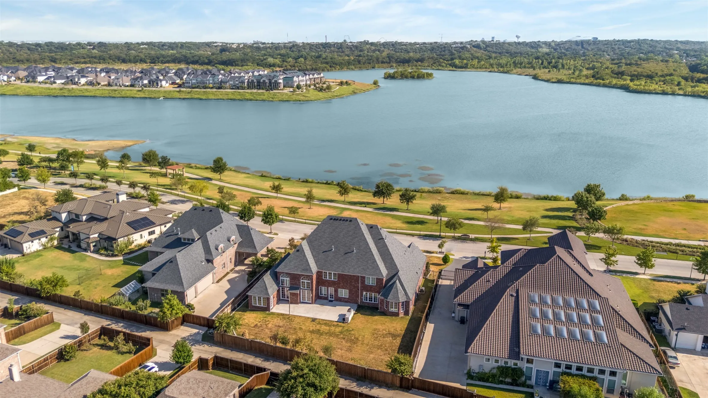 Single Family Residence For Sale in Tarrant County , 1217 Viridian Park Lane, Arlington, Texas 76005, 5 Bedroom, 5 Bathroom, 3 Garage spaces, 6,316 Sqft, built in 2015, mls#21379302, Real Estate Agent in Arlington, Homes For Sale in Tarrant county, Homes For Sale in Arlington, Realtor in Arlington Texas, Real Estate Brokerage Independent Realty Texas, Luminita Cordes Realtor