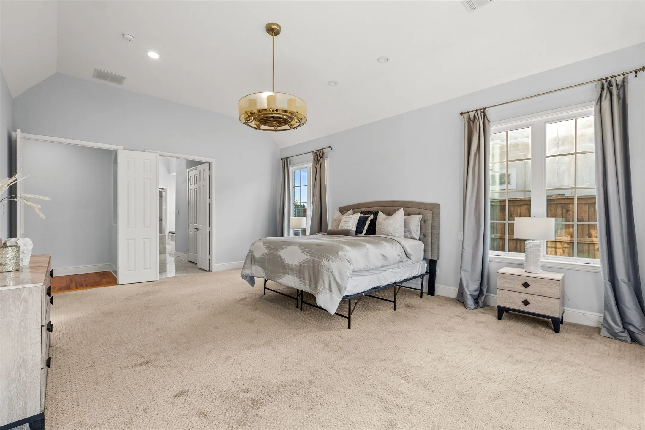 Single Family Residence For Sale in Tarrant County , 1217 Viridian Park Lane, Arlington, Texas 76005, 5 Bedroom, 5 Bathroom, 3 Garage spaces, 6,316 Sqft, built in 2015, mls#21379302, Real Estate Agent in Arlington, Homes For Sale in Tarrant county, Homes For Sale in Arlington, Realtor in Arlington Texas, Real Estate Brokerage Independent Realty Texas, Luminita Cordes Realtor