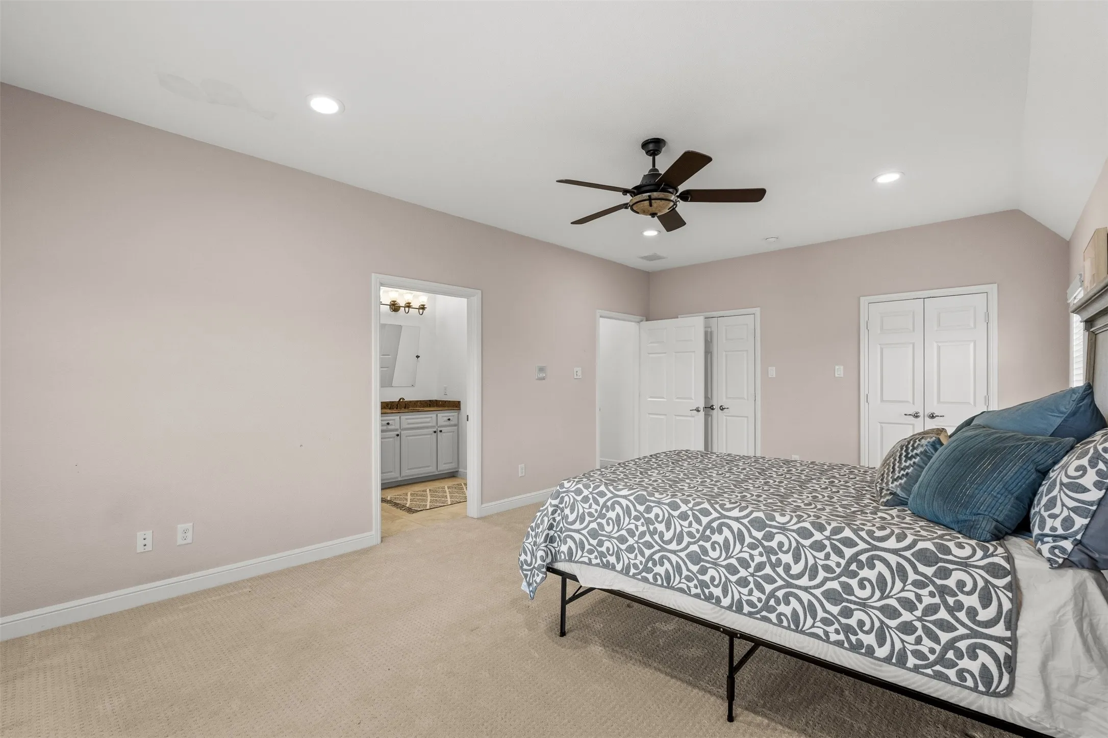 Single Family Residence For Sale in Tarrant County , 1217 Viridian Park Lane, Arlington, Texas 76005, 5 Bedroom, 5 Bathroom, 3 Garage spaces, 6,316 Sqft, built in 2015, mls#21379302, Real Estate Agent in Arlington, Homes For Sale in Tarrant county, Homes For Sale in Arlington, Realtor in Arlington Texas, Real Estate Brokerage Independent Realty Texas, Luminita Cordes Realtor