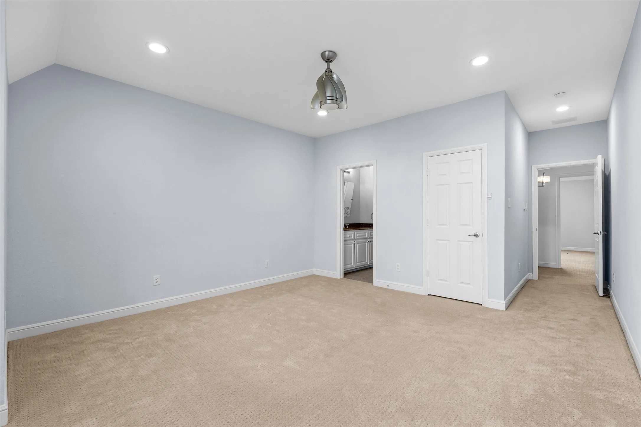 Single Family Residence For Sale in Tarrant County , 1217 Viridian Park Lane, Arlington, Texas 76005, 5 Bedroom, 5 Bathroom, 3 Garage spaces, 6,316 Sqft, built in 2015, mls#21379302, Real Estate Agent in Arlington, Homes For Sale in Tarrant county, Homes For Sale in Arlington, Realtor in Arlington Texas, Real Estate Brokerage Independent Realty Texas, Luminita Cordes Realtor