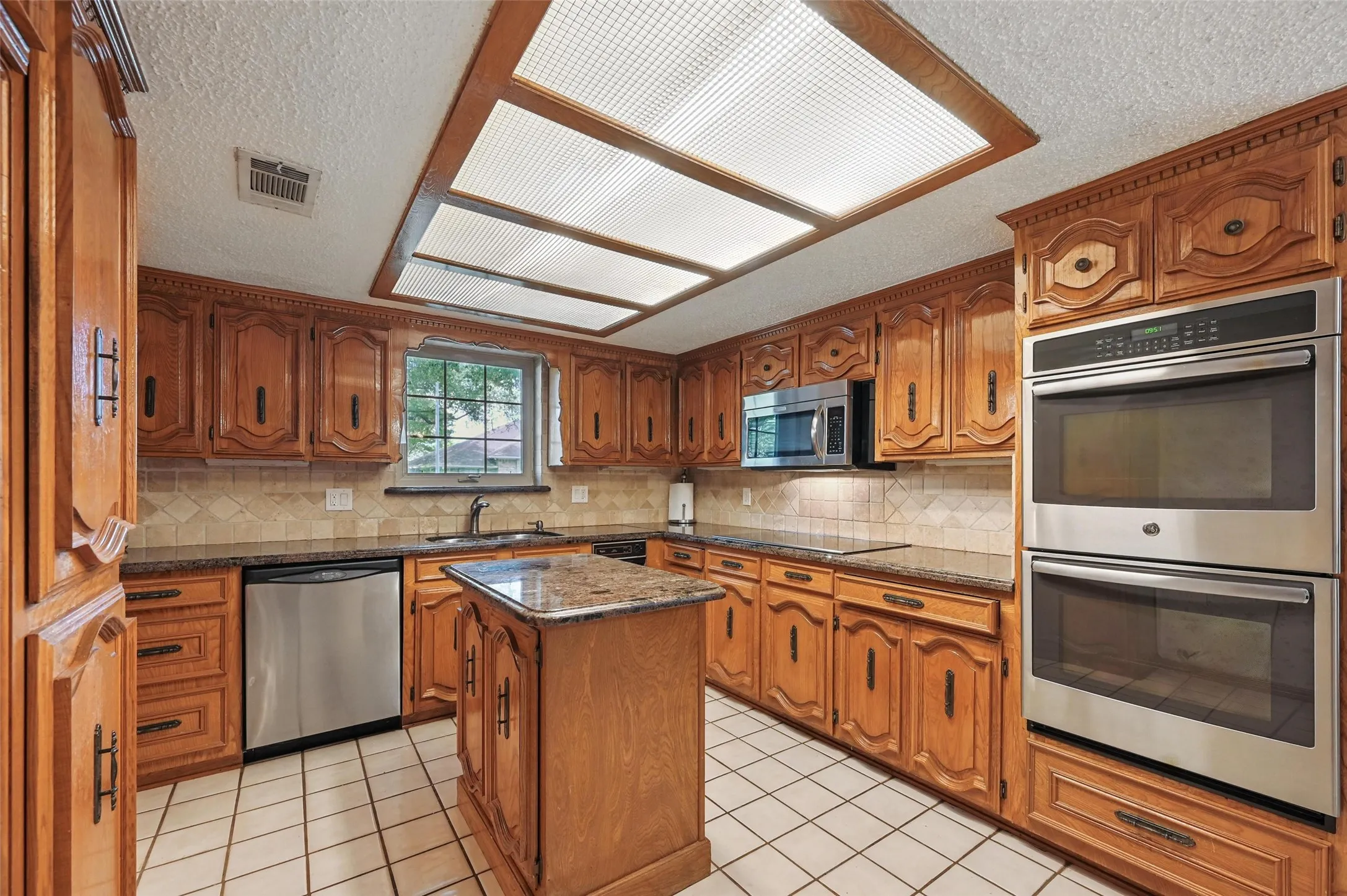 Single Family Residence For Rent in Dallas County , 9719 Amberley Drive, Dallas, Texas 75243, 4 Bedroom, 3 Bathroom, 2 Garage spaces, 2,680 Sqft, built in 1981, mls#21379307, Real Estate Agent in Dallas, Homes For Rent in Dallas county, Homes For Rent in Dallas, Realtor in Dallas Texas, Real Estate Brokerage Independent Realty Texas, Luminita Cordes Realtor