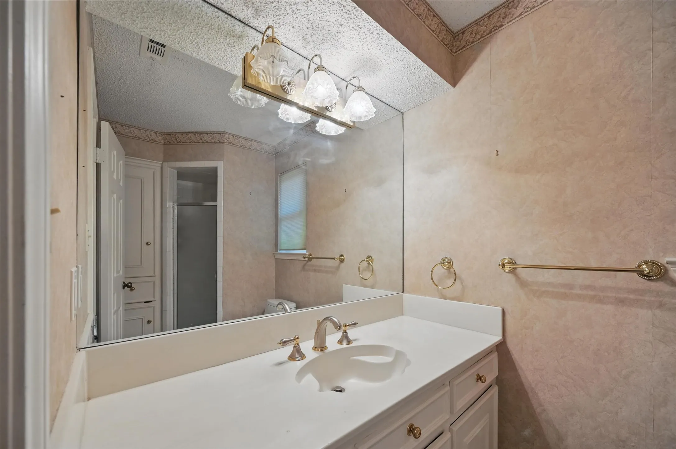 Single Family Residence For Rent in Dallas County , 9719 Amberley Drive, Dallas, Texas 75243, 4 Bedroom, 3 Bathroom, 2 Garage spaces, 2,680 Sqft, built in 1981, mls#21379307, Real Estate Agent in Dallas, Homes For Rent in Dallas county, Homes For Rent in Dallas, Realtor in Dallas Texas, Real Estate Brokerage Independent Realty Texas, Luminita Cordes Realtor