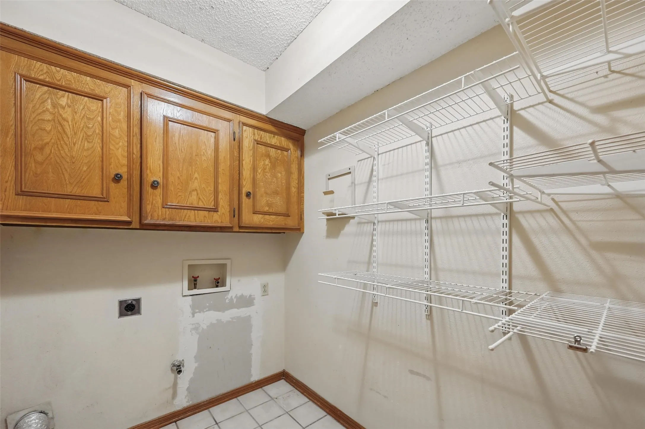 Single Family Residence For Rent in Dallas County , 9719 Amberley Drive, Dallas, Texas 75243, 4 Bedroom, 3 Bathroom, 2 Garage spaces, 2,680 Sqft, built in 1981, mls#21379307, Real Estate Agent in Dallas, Homes For Rent in Dallas county, Homes For Rent in Dallas, Realtor in Dallas Texas, Real Estate Brokerage Independent Realty Texas, Luminita Cordes Realtor