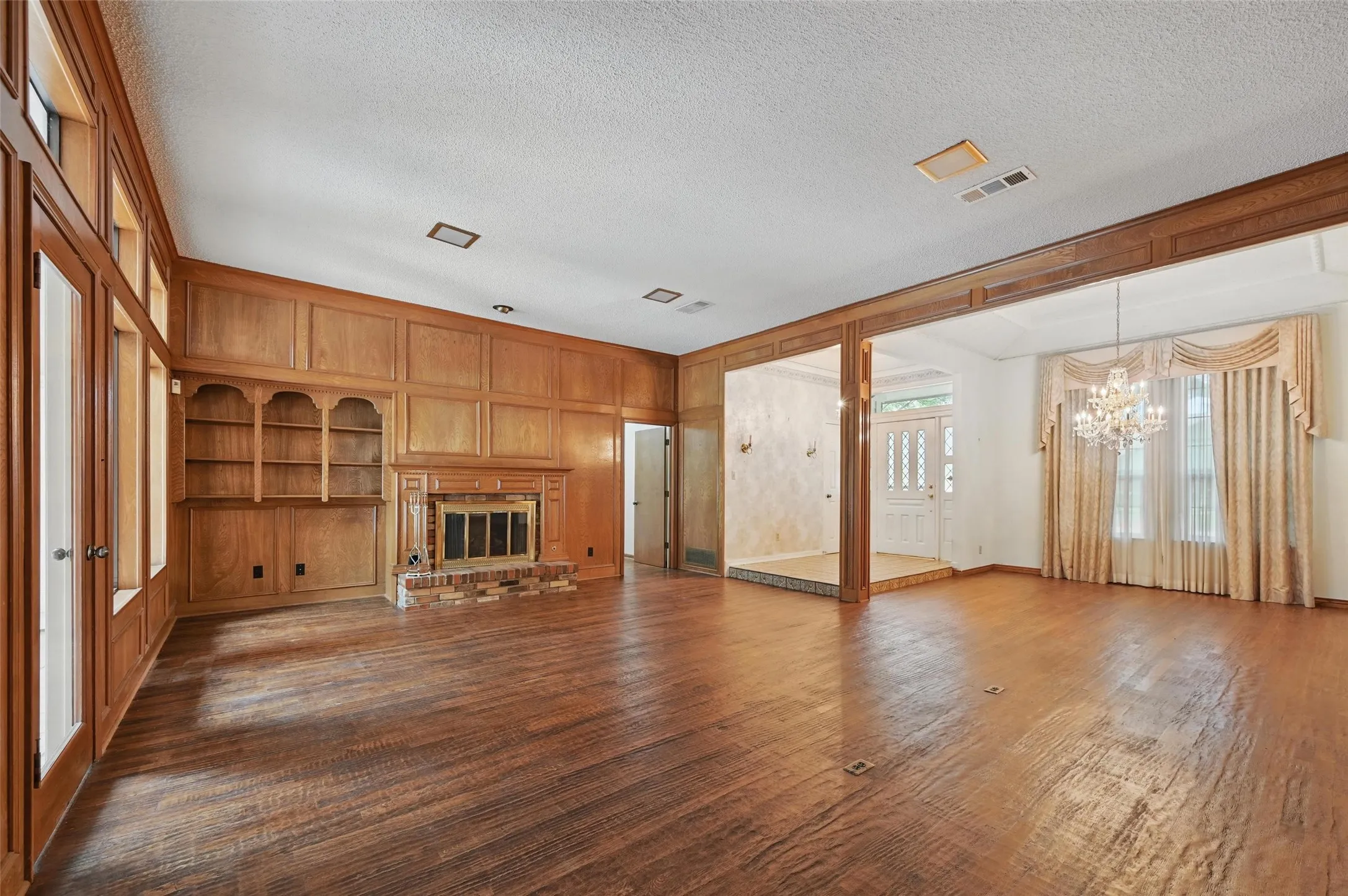 Single Family Residence For Rent in Dallas County , 9719 Amberley Drive, Dallas, Texas 75243, 4 Bedroom, 3 Bathroom, 2 Garage spaces, 2,680 Sqft, built in 1981, mls#21379307, Real Estate Agent in Dallas, Homes For Rent in Dallas county, Homes For Rent in Dallas, Realtor in Dallas Texas, Real Estate Brokerage Independent Realty Texas, Luminita Cordes Realtor