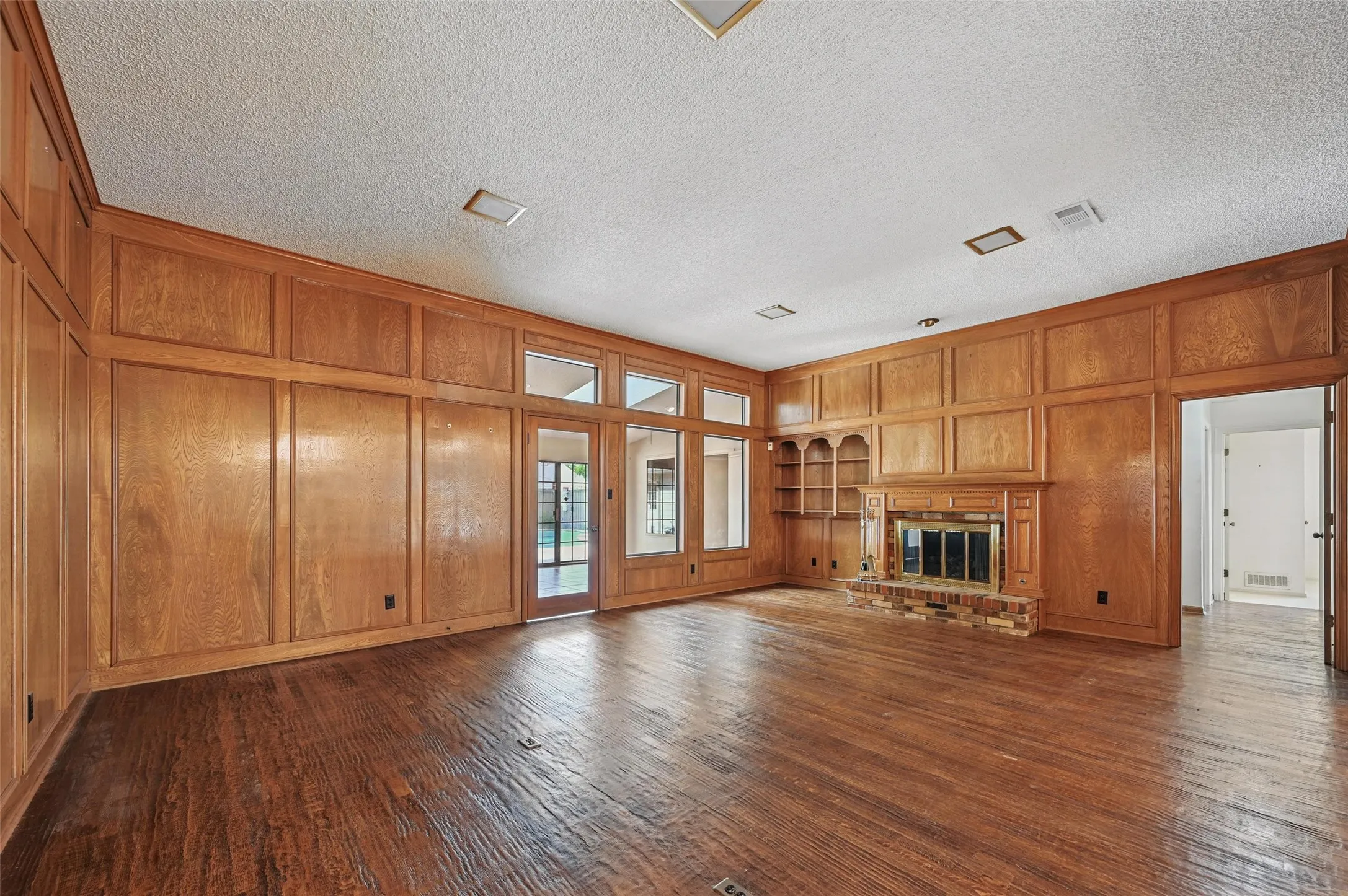 Single Family Residence For Rent in Dallas County , 9719 Amberley Drive, Dallas, Texas 75243, 4 Bedroom, 3 Bathroom, 2 Garage spaces, 2,680 Sqft, built in 1981, mls#21379307, Real Estate Agent in Dallas, Homes For Rent in Dallas county, Homes For Rent in Dallas, Realtor in Dallas Texas, Real Estate Brokerage Independent Realty Texas, Luminita Cordes Realtor