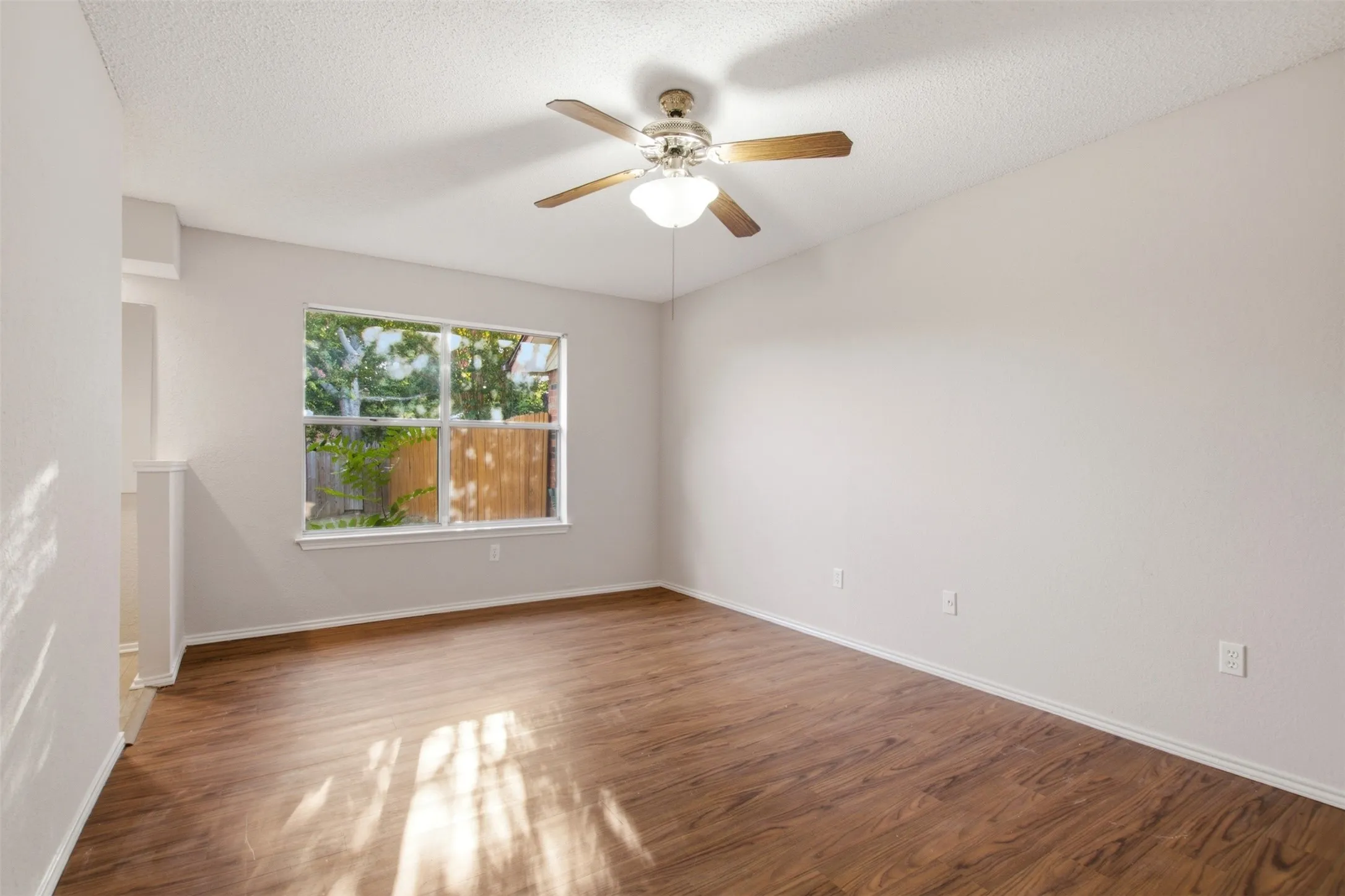 Single Family Residence For Rent in Tarrant County , 2901 Kathleen Lane, Euless, Texas 76039, 2 Bedroom, 1 Bathroom, Garage spaces, 990 Sqft, built in 1983, mls#21379310, Real Estate Agent in Euless, Homes For Rent in Tarrant county, Homes For Rent in Euless, Realtor in Euless Texas, Real Estate Brokerage Independent Realty Texas, Luminita Cordes Realtor