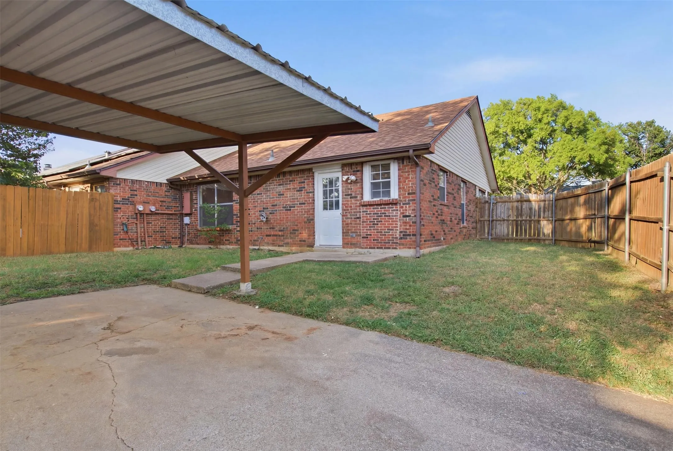 Single Family Residence For Rent in Tarrant County , 2901 Kathleen Lane, Euless, Texas 76039, 2 Bedroom, 1 Bathroom, Garage spaces, 990 Sqft, built in 1983, mls#21379310, Real Estate Agent in Euless, Homes For Rent in Tarrant county, Homes For Rent in Euless, Realtor in Euless Texas, Real Estate Brokerage Independent Realty Texas, Luminita Cordes Realtor