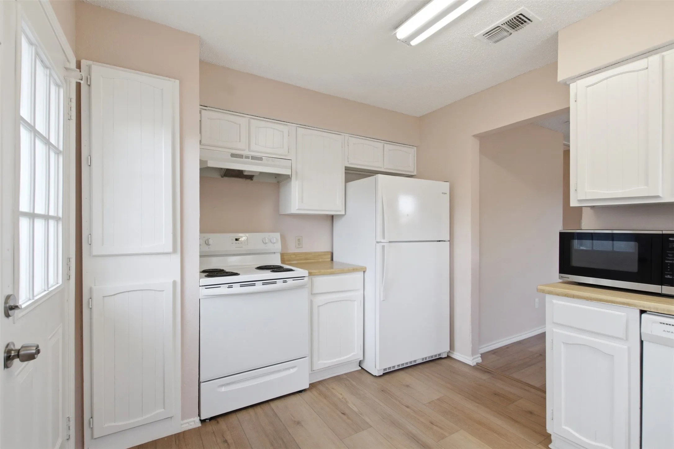 Single Family Residence For Rent in Tarrant County , 2901 Kathleen Lane, Euless, Texas 76039, 2 Bedroom, 1 Bathroom, Garage spaces, 990 Sqft, built in 1983, mls#21379310, Real Estate Agent in Euless, Homes For Rent in Tarrant county, Homes For Rent in Euless, Realtor in Euless Texas, Real Estate Brokerage Independent Realty Texas, Luminita Cordes Realtor
