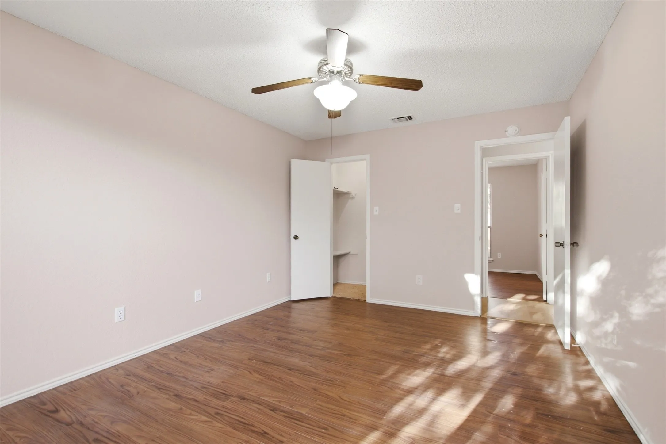 Single Family Residence For Rent in Tarrant County , 2901 Kathleen Lane, Euless, Texas 76039, 2 Bedroom, 1 Bathroom, Garage spaces, 990 Sqft, built in 1983, mls#21379310, Real Estate Agent in Euless, Homes For Rent in Tarrant county, Homes For Rent in Euless, Realtor in Euless Texas, Real Estate Brokerage Independent Realty Texas, Luminita Cordes Realtor