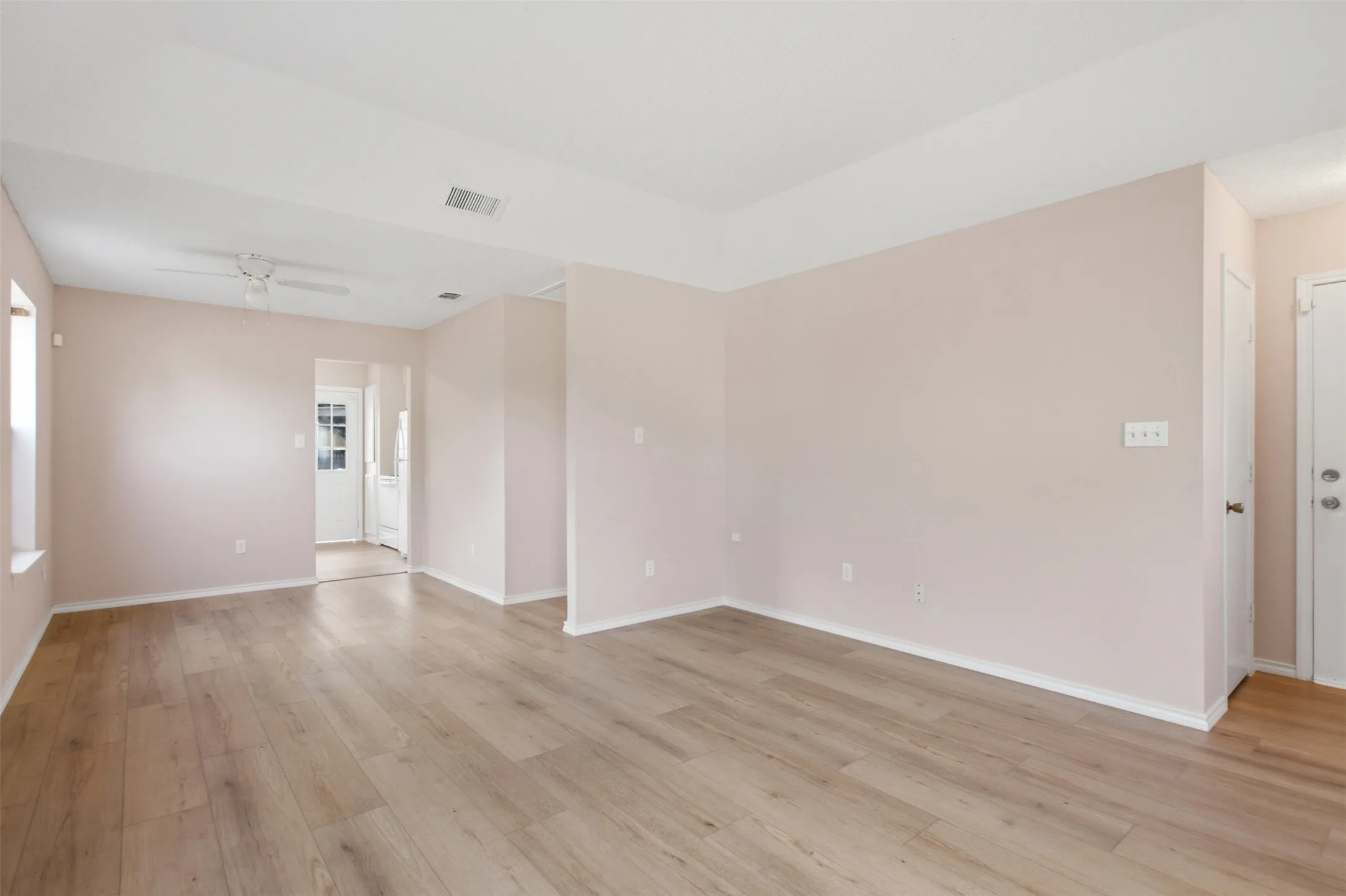 Single Family Residence For Rent in Tarrant County , 2901 Kathleen Lane, Euless, Texas 76039, 2 Bedroom, 1 Bathroom, Garage spaces, 990 Sqft, built in 1983, mls#21379310, Real Estate Agent in Euless, Homes For Rent in Tarrant county, Homes For Rent in Euless, Realtor in Euless Texas, Real Estate Brokerage Independent Realty Texas, Luminita Cordes Realtor