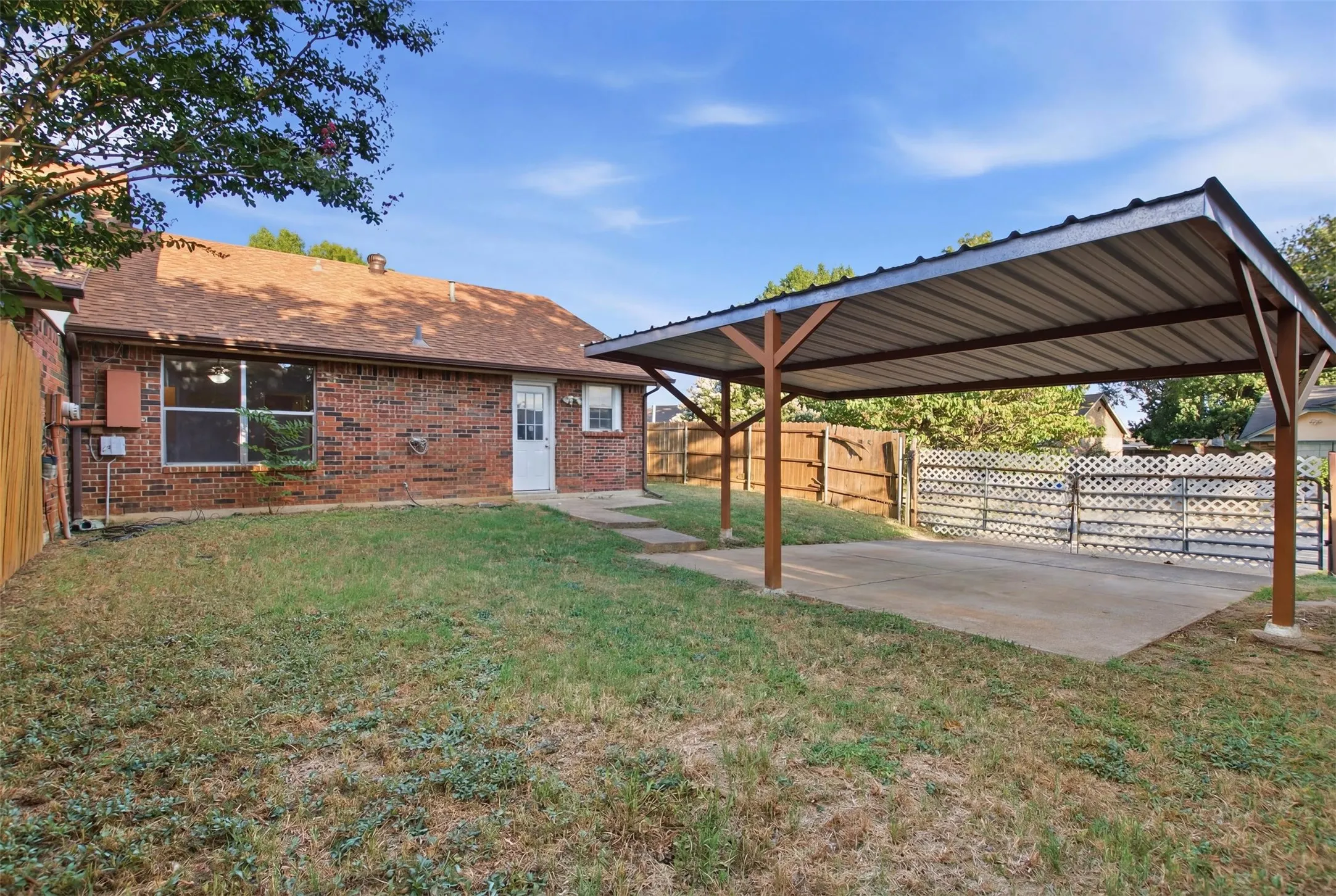 Single Family Residence For Rent in Tarrant County , 2901 Kathleen Lane, Euless, Texas 76039, 2 Bedroom, 1 Bathroom, Garage spaces, 990 Sqft, built in 1983, mls#21379310, Real Estate Agent in Euless, Homes For Rent in Tarrant county, Homes For Rent in Euless, Realtor in Euless Texas, Real Estate Brokerage Independent Realty Texas, Luminita Cordes Realtor