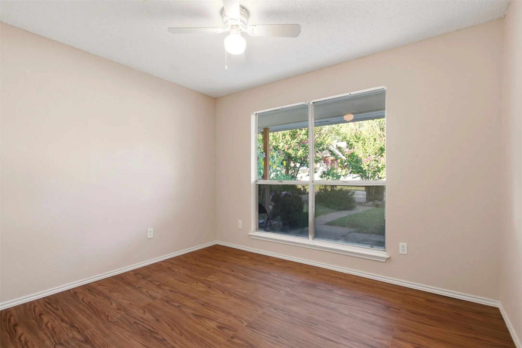 Single Family Residence For Rent in Tarrant County , 2901 Kathleen Lane, Euless, Texas 76039, 2 Bedroom, 1 Bathroom, Garage spaces, 990 Sqft, built in 1983, mls#21379310, Real Estate Agent in Euless, Homes For Rent in Tarrant county, Homes For Rent in Euless, Realtor in Euless Texas, Real Estate Brokerage Independent Realty Texas, Luminita Cordes Realtor