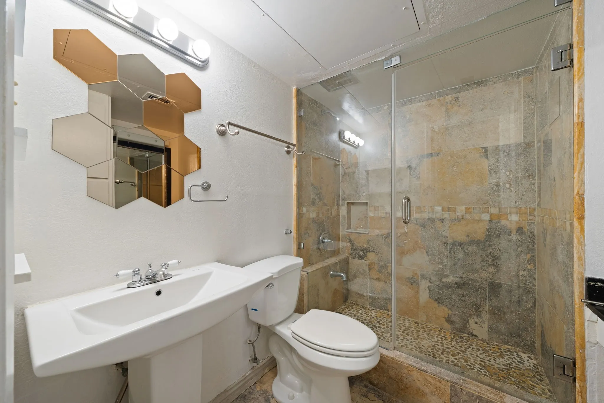 Condominium For Rent in Dallas County , 3121 Park Lane 1107, Dallas, Texas 75220, 2 Bedroom, 2 Bathroom, Garage spaces, 970 Sqft, built in 1969, mls#21378463, Real Estate Agent in Dallas, Homes For Rent in Dallas county, Homes For Rent in Dallas, Realtor in Dallas Texas, Real Estate Brokerage Independent Realty Texas, Luminita Cordes Realtor