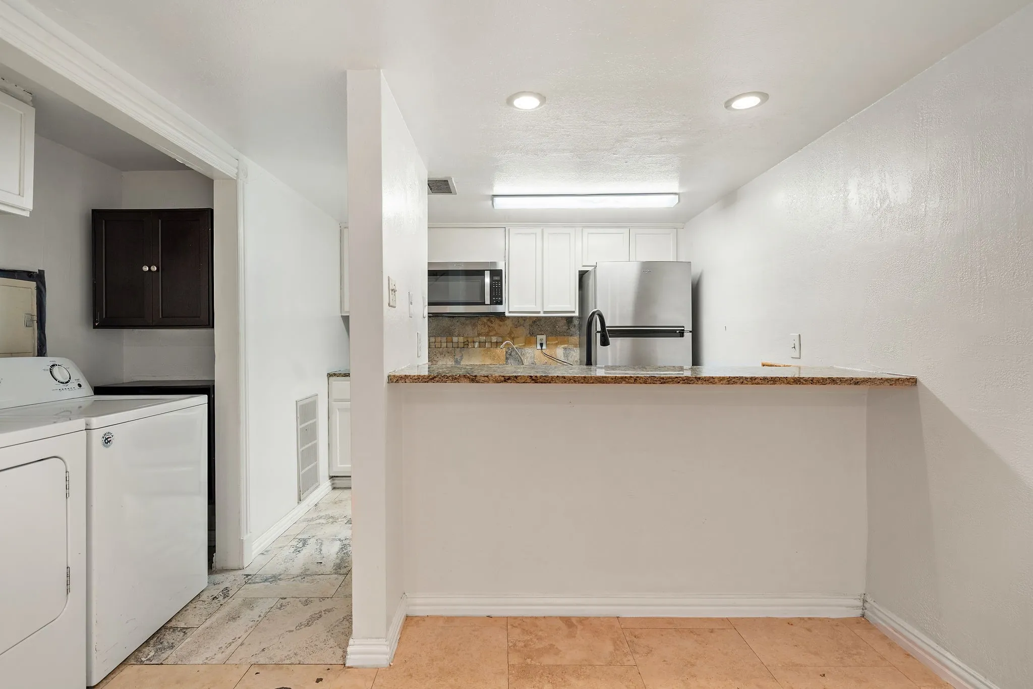 Condominium For Rent in Dallas County , 3121 Park Lane 1107, Dallas, Texas 75220, 2 Bedroom, 2 Bathroom, Garage spaces, 970 Sqft, built in 1969, mls#21378463, Real Estate Agent in Dallas, Homes For Rent in Dallas county, Homes For Rent in Dallas, Realtor in Dallas Texas, Real Estate Brokerage Independent Realty Texas, Luminita Cordes Realtor