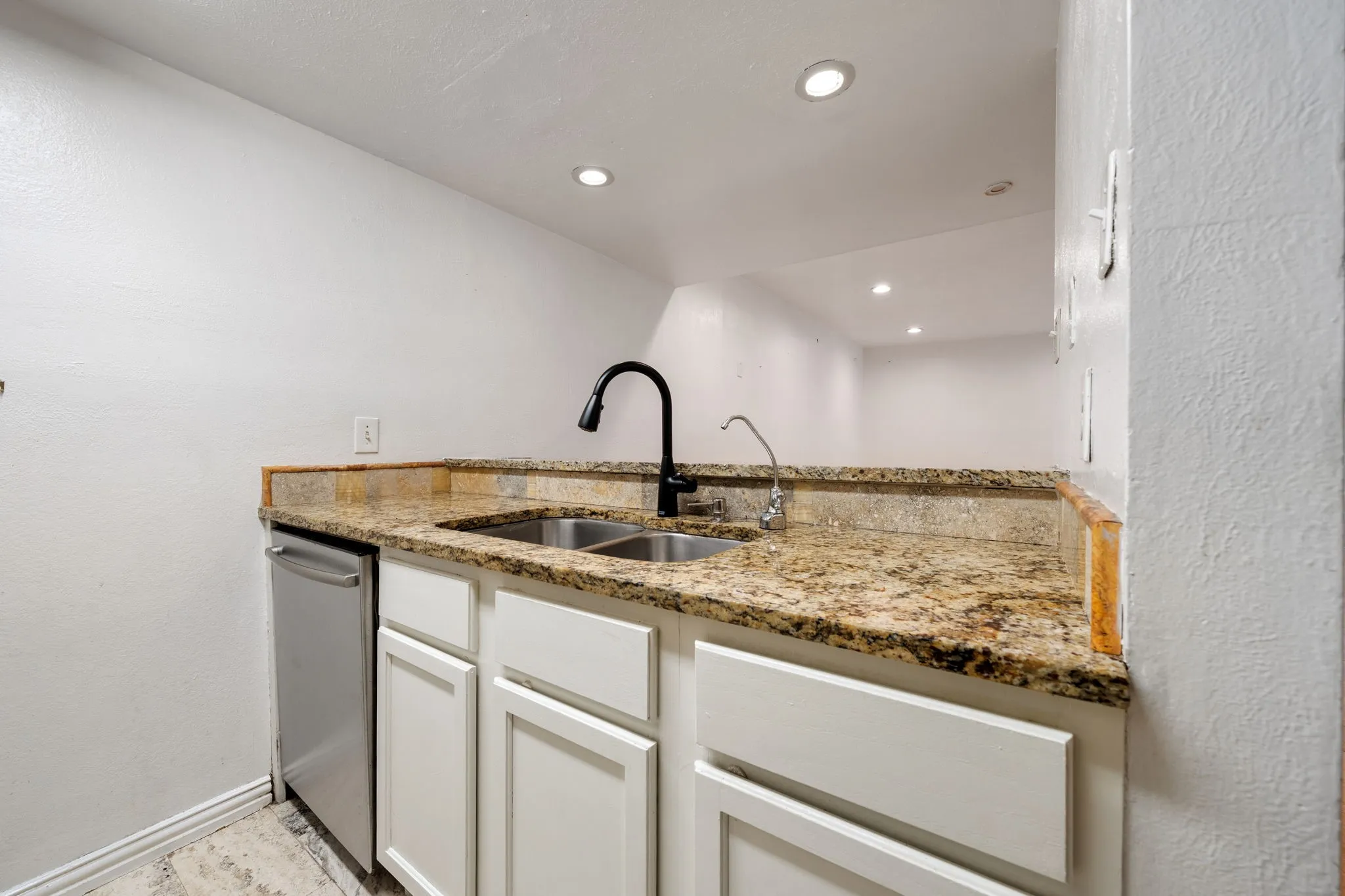 Condominium For Rent in Dallas County , 3121 Park Lane 1107, Dallas, Texas 75220, 2 Bedroom, 2 Bathroom, Garage spaces, 970 Sqft, built in 1969, mls#21378463, Real Estate Agent in Dallas, Homes For Rent in Dallas county, Homes For Rent in Dallas, Realtor in Dallas Texas, Real Estate Brokerage Independent Realty Texas, Luminita Cordes Realtor