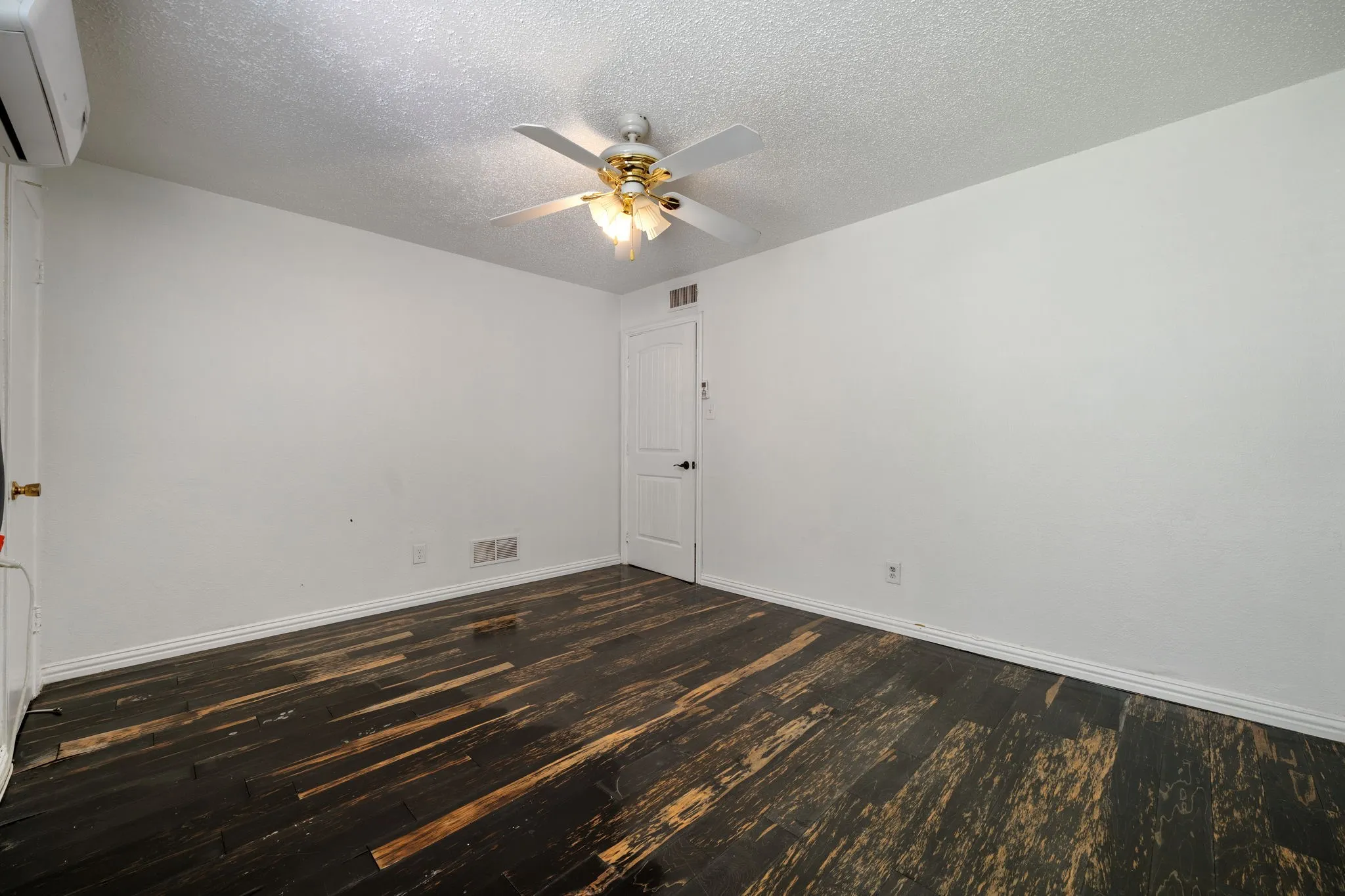 Condominium For Rent in Dallas County , 3121 Park Lane 1107, Dallas, Texas 75220, 2 Bedroom, 2 Bathroom, Garage spaces, 970 Sqft, built in 1969, mls#21378463, Real Estate Agent in Dallas, Homes For Rent in Dallas county, Homes For Rent in Dallas, Realtor in Dallas Texas, Real Estate Brokerage Independent Realty Texas, Luminita Cordes Realtor