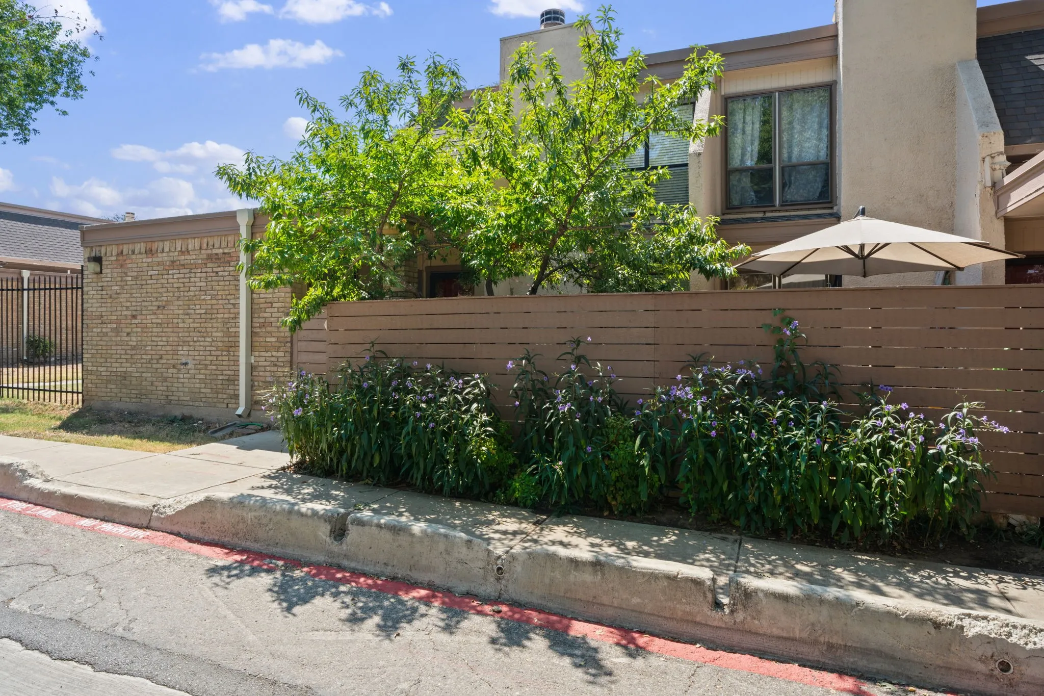 Condominium For Rent in Dallas County , 3121 Park Lane 1107, Dallas, Texas 75220, 2 Bedroom, 2 Bathroom, Garage spaces, 970 Sqft, built in 1969, mls#21378463, Real Estate Agent in Dallas, Homes For Rent in Dallas county, Homes For Rent in Dallas, Realtor in Dallas Texas, Real Estate Brokerage Independent Realty Texas, Luminita Cordes Realtor