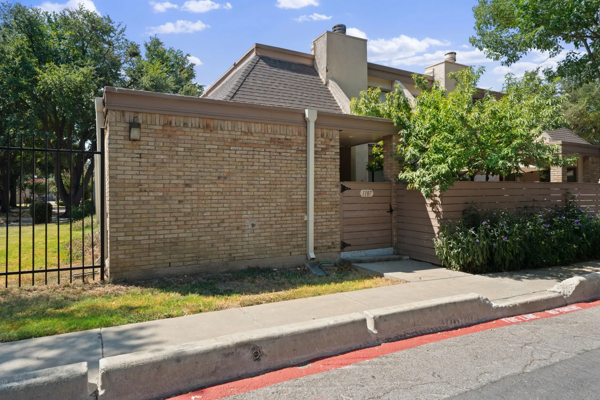 Condominium For Rent in Dallas County , 3121 Park Lane 1107, Dallas, Texas 75220, 2 Bedroom, 2 Bathroom, Garage spaces, 970 Sqft, built in 1969, mls#21378463, Real Estate Agent in Dallas, Homes For Rent in Dallas county, Homes For Rent in Dallas, Realtor in Dallas Texas, Real Estate Brokerage Independent Realty Texas, Luminita Cordes Realtor