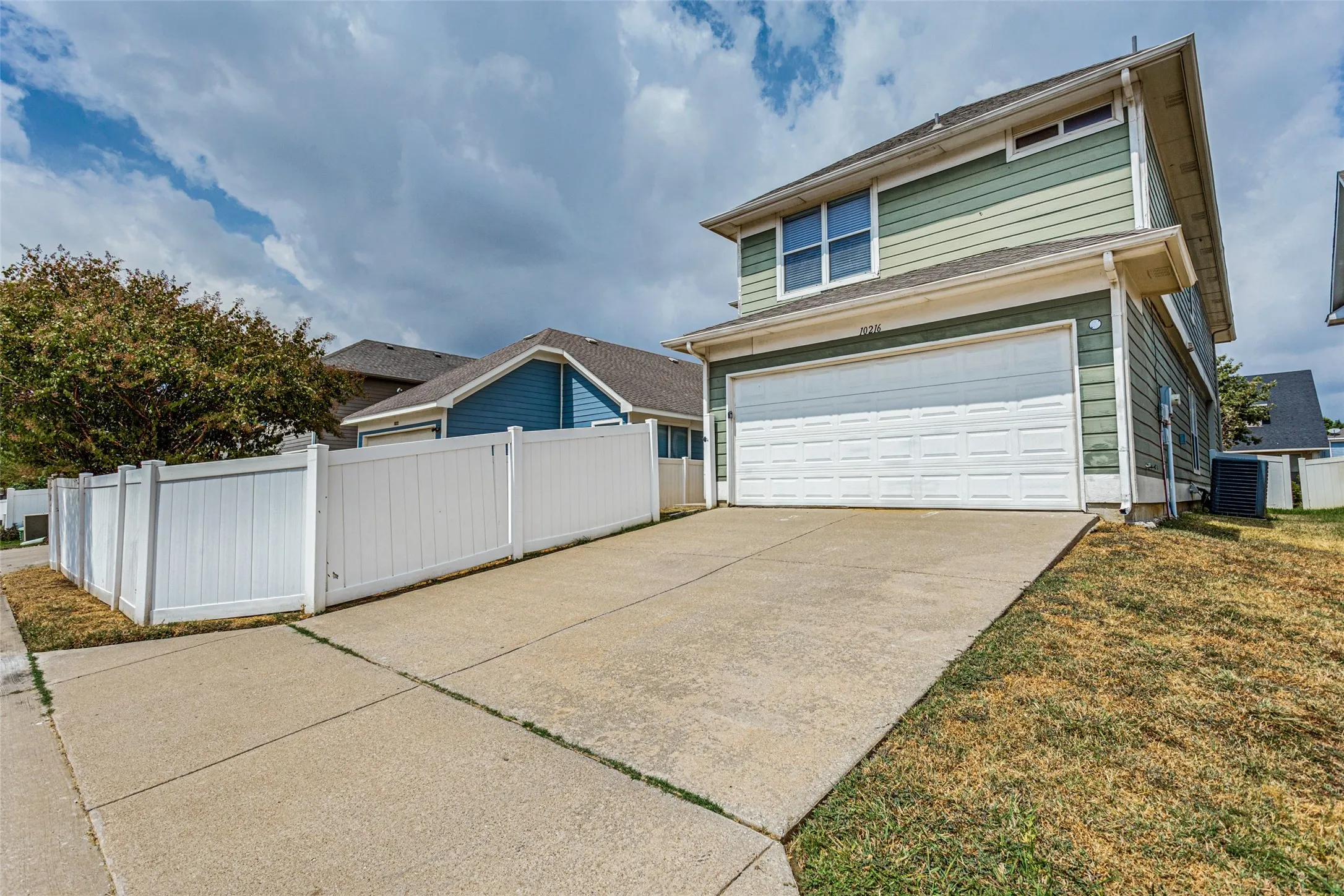 Single Family Residence For Sale in Denton County , 10216 Franklin Drive, Providence Village, Texas 76227, 3 Bedroom, 3 Bathroom, 2 Garage spaces, 2,263 Sqft, built in 2004, mls#21379317, Real Estate Agent in Providence Village, Homes For Sale in Denton county, Homes For Sale in Providence Village, Realtor in Providence Village Texas, Real Estate Brokerage Independent Realty Texas, Luminita Cordes Realtor
