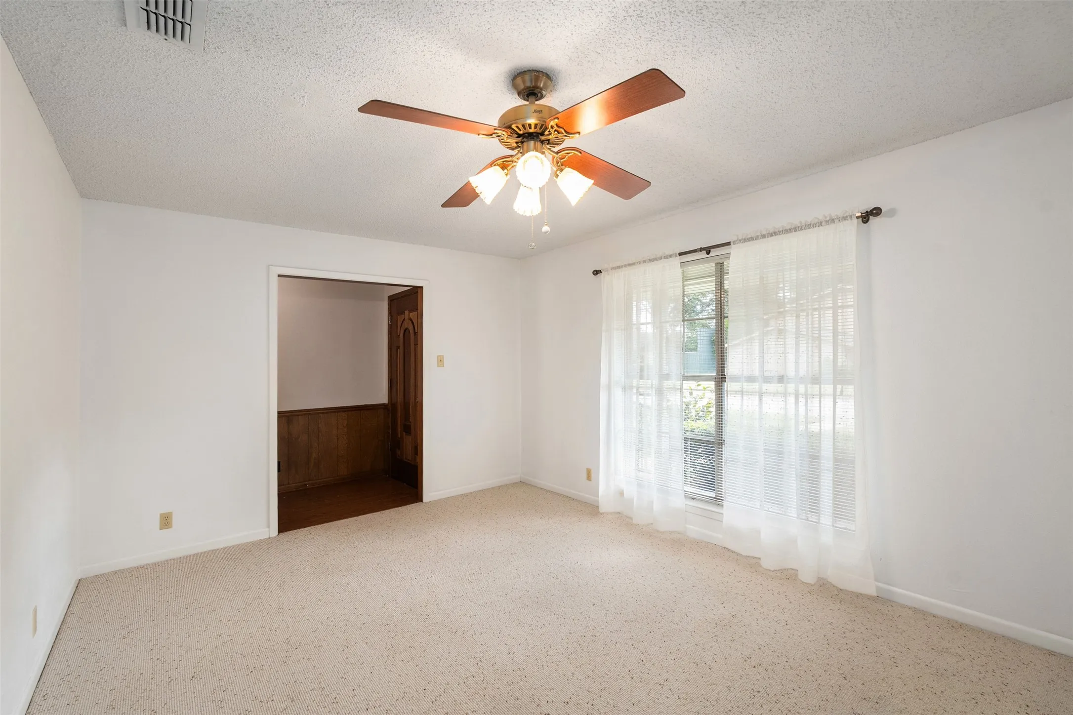 Single Family Residence For Sale in Henderson County , 925 Bradley Drive, Athens, Texas 75751, 3 Bedroom, 3 Bathroom, 2 Garage spaces, 2,002 Sqft, built in 1973, mls#21376671, Real Estate Agent in Athens, Homes For Sale in Henderson county, Homes For Sale in Athens, Realtor in Athens Texas, Real Estate Brokerage Independent Realty Texas, Luminita Cordes Realtor