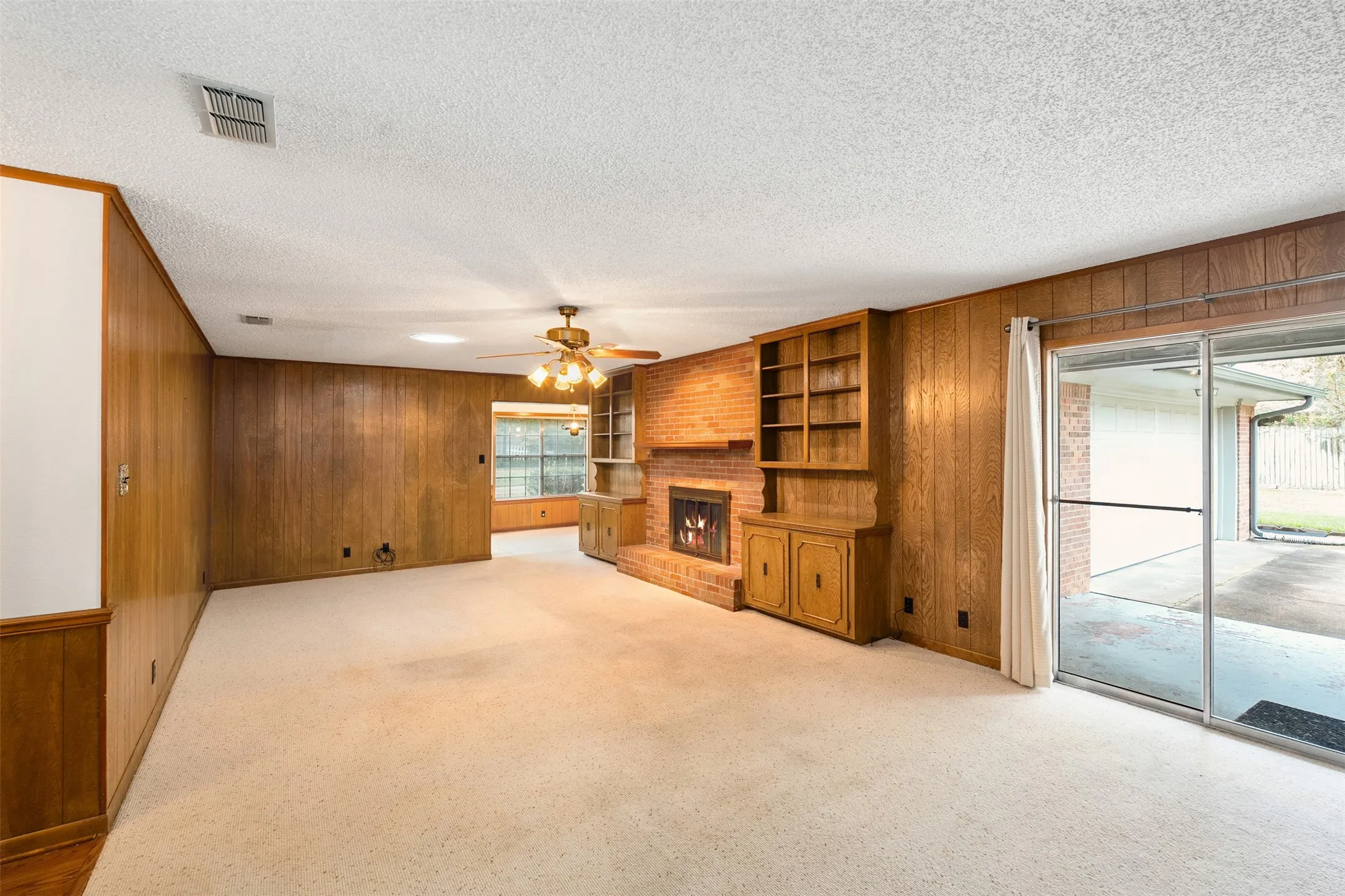 Single Family Residence For Sale in Henderson County , 925 Bradley Drive, Athens, Texas 75751, 3 Bedroom, 3 Bathroom, 2 Garage spaces, 2,002 Sqft, built in 1973, mls#21376671, Real Estate Agent in Athens, Homes For Sale in Henderson county, Homes For Sale in Athens, Realtor in Athens Texas, Real Estate Brokerage Independent Realty Texas, Luminita Cordes Realtor