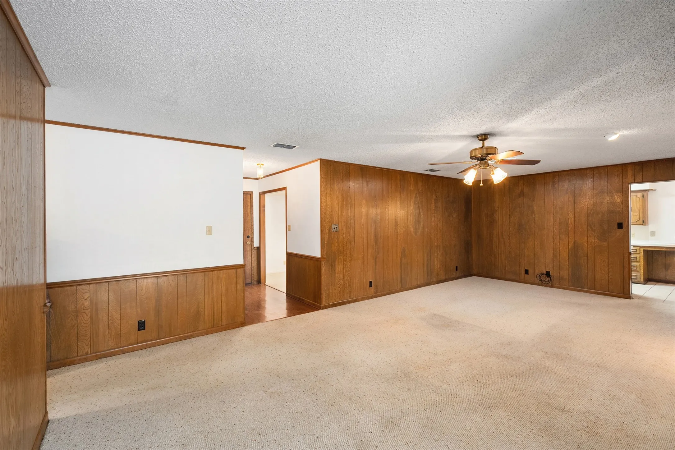 Single Family Residence For Sale in Henderson County , 925 Bradley Drive, Athens, Texas 75751, 3 Bedroom, 3 Bathroom, 2 Garage spaces, 2,002 Sqft, built in 1973, mls#21376671, Real Estate Agent in Athens, Homes For Sale in Henderson county, Homes For Sale in Athens, Realtor in Athens Texas, Real Estate Brokerage Independent Realty Texas, Luminita Cordes Realtor