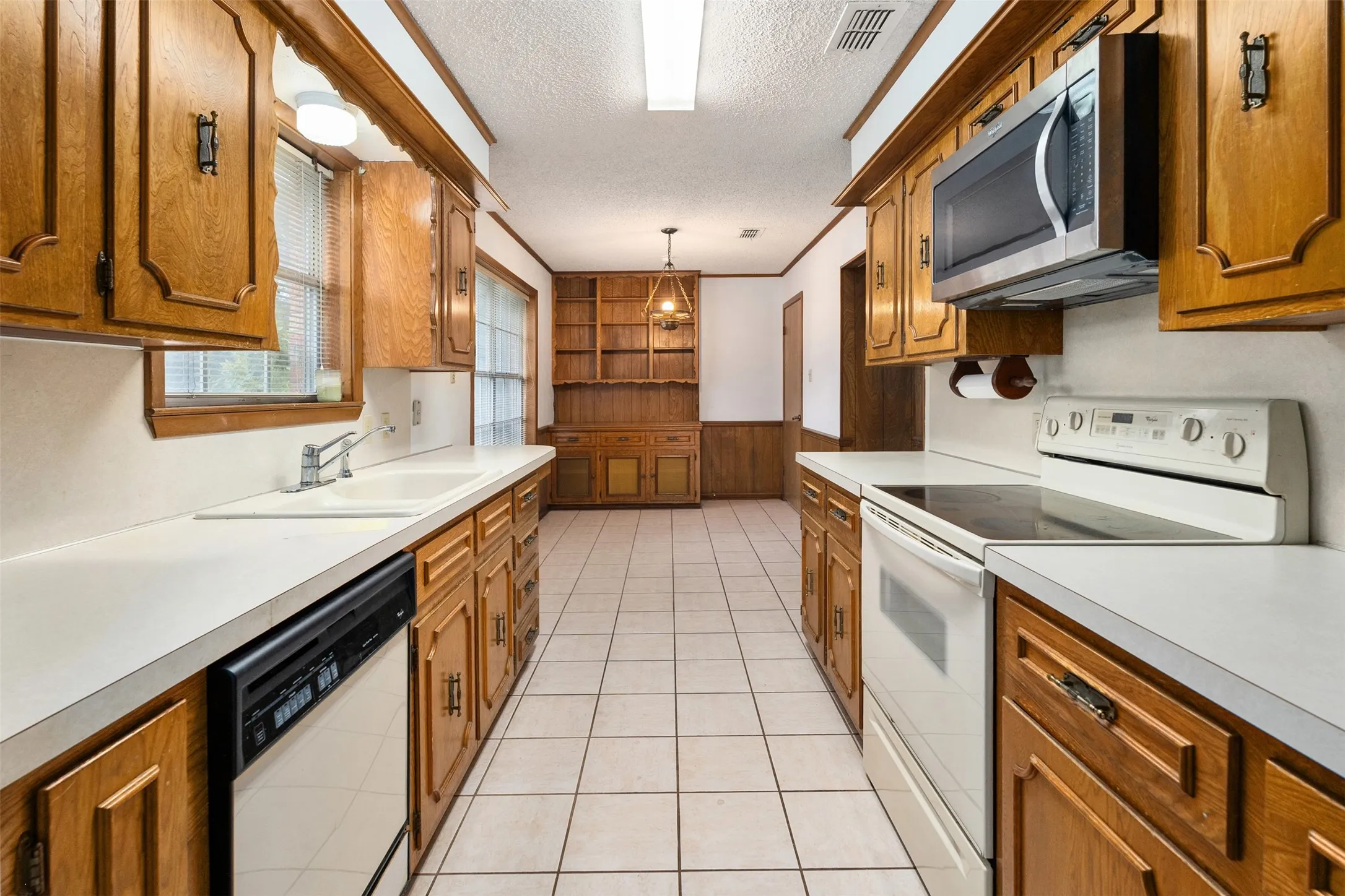 Single Family Residence For Sale in Henderson County , 925 Bradley Drive, Athens, Texas 75751, 3 Bedroom, 3 Bathroom, 2 Garage spaces, 2,002 Sqft, built in 1973, mls#21376671, Real Estate Agent in Athens, Homes For Sale in Henderson county, Homes For Sale in Athens, Realtor in Athens Texas, Real Estate Brokerage Independent Realty Texas, Luminita Cordes Realtor