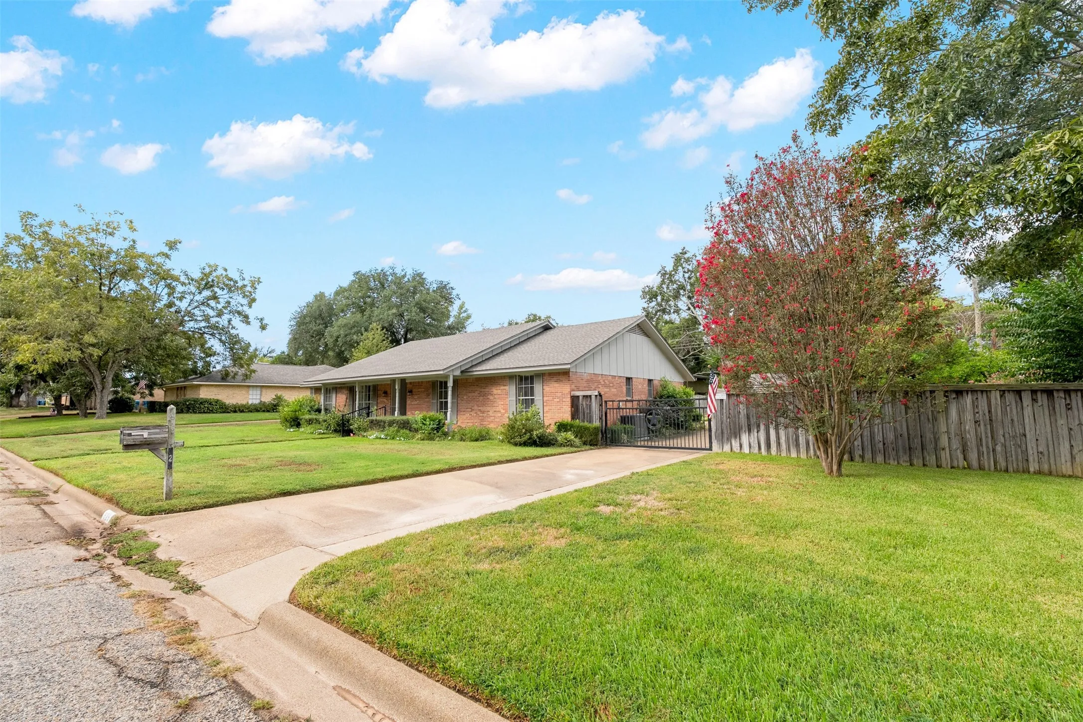 Single Family Residence For Sale in Henderson County , 925 Bradley Drive, Athens, Texas 75751, 3 Bedroom, 3 Bathroom, 2 Garage spaces, 2,002 Sqft, built in 1973, mls#21376671, Real Estate Agent in Athens, Homes For Sale in Henderson county, Homes For Sale in Athens, Realtor in Athens Texas, Real Estate Brokerage Independent Realty Texas, Luminita Cordes Realtor