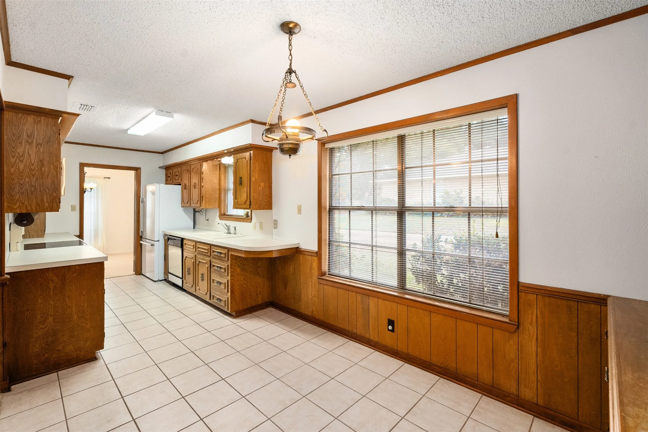 Single Family Residence For Sale in Henderson County , 925 Bradley Drive, Athens, Texas 75751, 3 Bedroom, 3 Bathroom, 2 Garage spaces, 2,002 Sqft, built in 1973, mls#21376671, Real Estate Agent in Athens, Homes For Sale in Henderson county, Homes For Sale in Athens, Realtor in Athens Texas, Real Estate Brokerage Independent Realty Texas, Luminita Cordes Realtor
