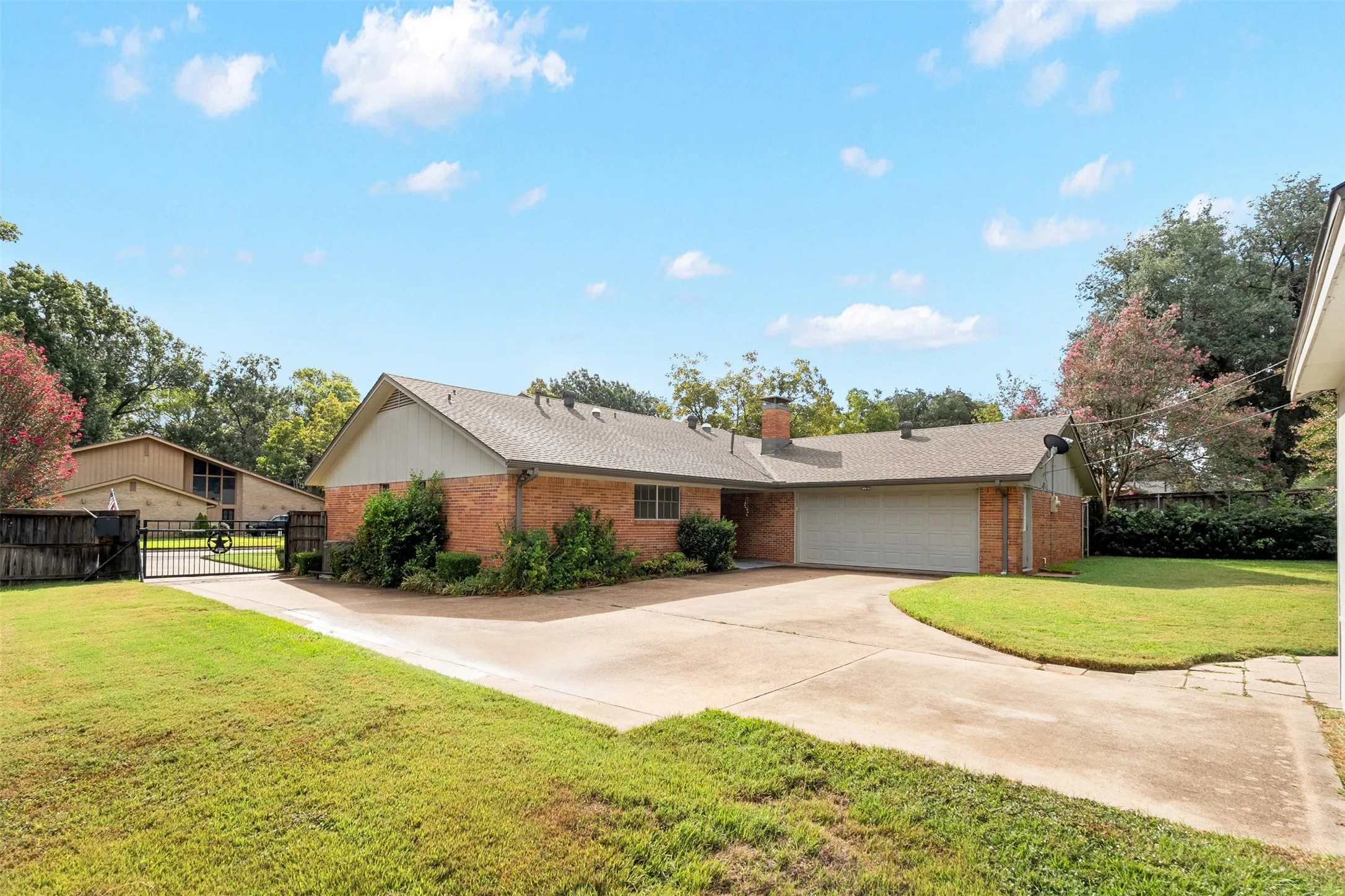 Single Family Residence For Sale in Henderson County , 925 Bradley Drive, Athens, Texas 75751, 3 Bedroom, 3 Bathroom, 2 Garage spaces, 2,002 Sqft, built in 1973, mls#21376671, Real Estate Agent in Athens, Homes For Sale in Henderson county, Homes For Sale in Athens, Realtor in Athens Texas, Real Estate Brokerage Independent Realty Texas, Luminita Cordes Realtor