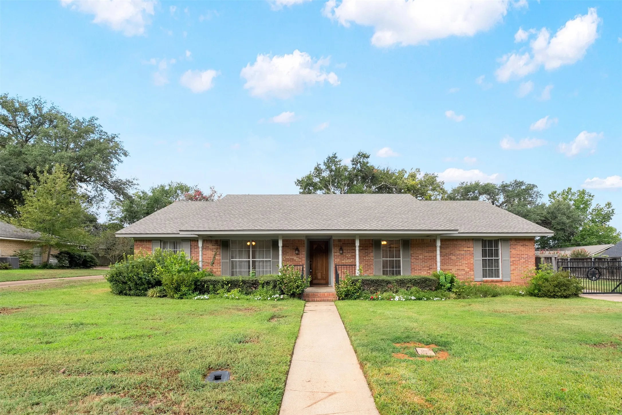 Single Family Residence For Sale in Henderson County , 925 Bradley Drive, Athens, Texas 75751, 3 Bedroom, 3 Bathroom, 2 Garage spaces, 2,002 Sqft, built in 1973, mls#21376671, Real Estate Agent in Athens, Homes For Sale in Henderson county, Homes For Sale in Athens, Realtor in Athens Texas, Real Estate Brokerage Independent Realty Texas, Luminita Cordes Realtor