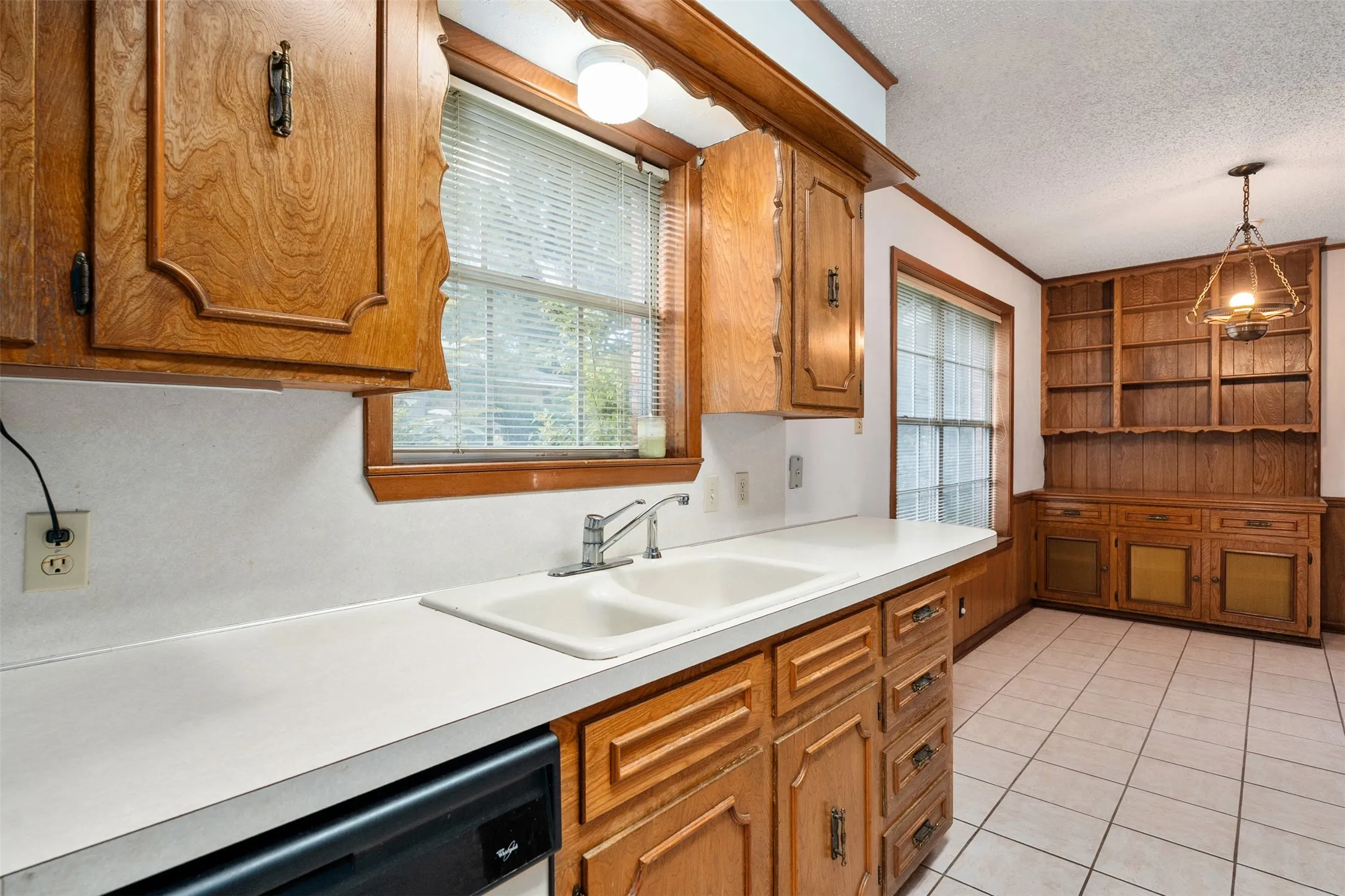 Single Family Residence For Sale in Henderson County , 925 Bradley Drive, Athens, Texas 75751, 3 Bedroom, 3 Bathroom, 2 Garage spaces, 2,002 Sqft, built in 1973, mls#21376671, Real Estate Agent in Athens, Homes For Sale in Henderson county, Homes For Sale in Athens, Realtor in Athens Texas, Real Estate Brokerage Independent Realty Texas, Luminita Cordes Realtor