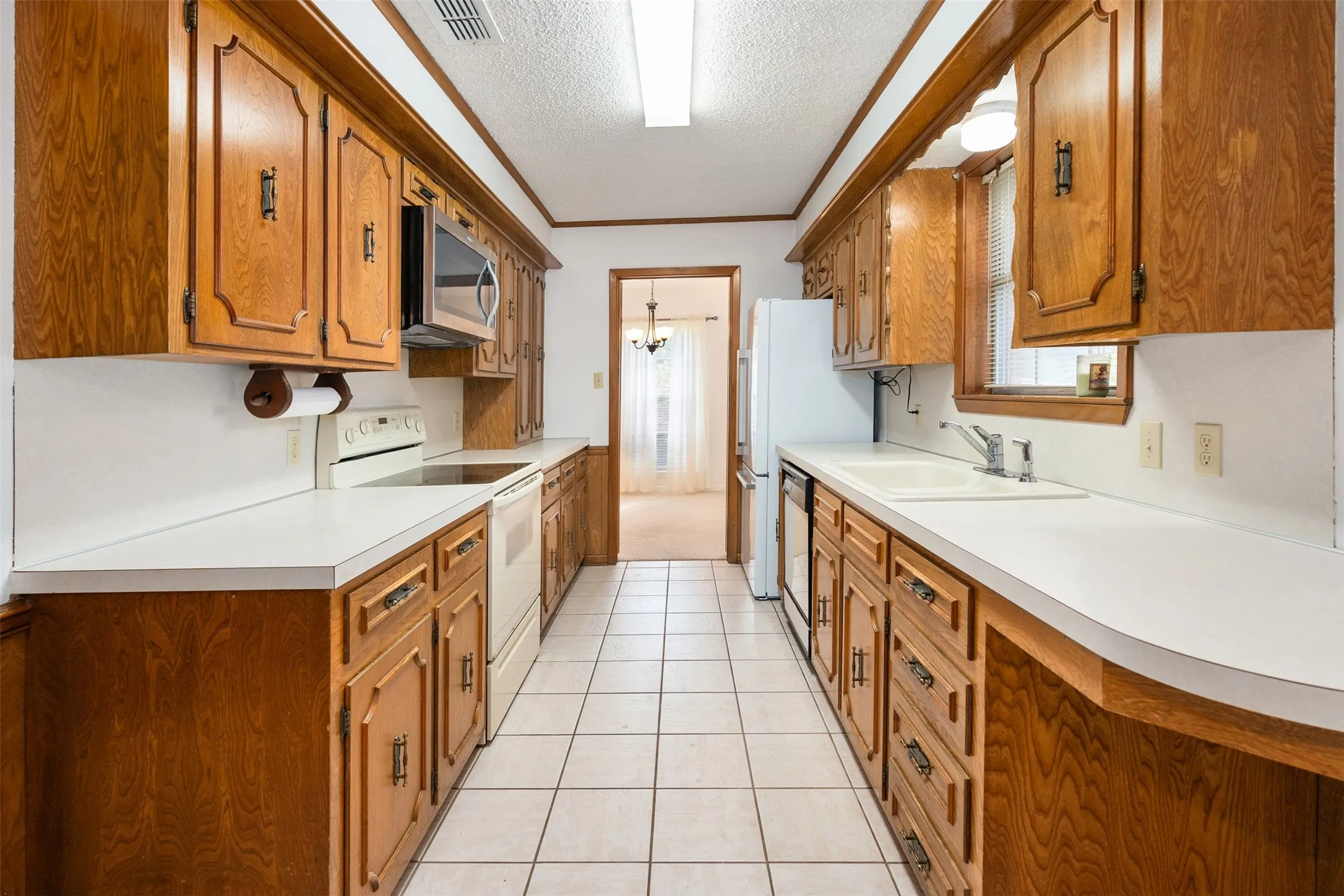 Single Family Residence For Sale in Henderson County , 925 Bradley Drive, Athens, Texas 75751, 3 Bedroom, 3 Bathroom, 2 Garage spaces, 2,002 Sqft, built in 1973, mls#21376671, Real Estate Agent in Athens, Homes For Sale in Henderson county, Homes For Sale in Athens, Realtor in Athens Texas, Real Estate Brokerage Independent Realty Texas, Luminita Cordes Realtor