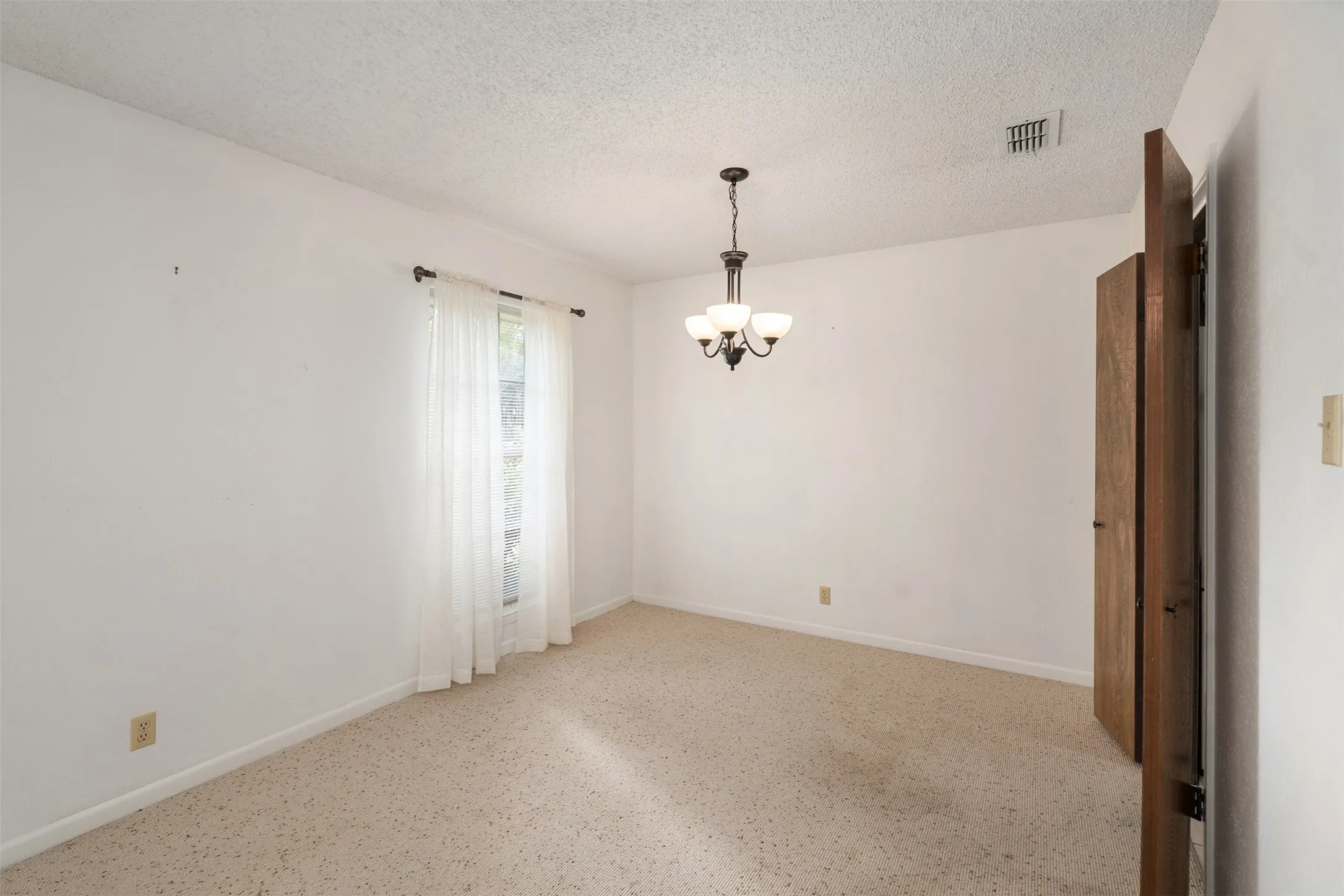 Single Family Residence For Sale in Henderson County , 925 Bradley Drive, Athens, Texas 75751, 3 Bedroom, 3 Bathroom, 2 Garage spaces, 2,002 Sqft, built in 1973, mls#21376671, Real Estate Agent in Athens, Homes For Sale in Henderson county, Homes For Sale in Athens, Realtor in Athens Texas, Real Estate Brokerage Independent Realty Texas, Luminita Cordes Realtor