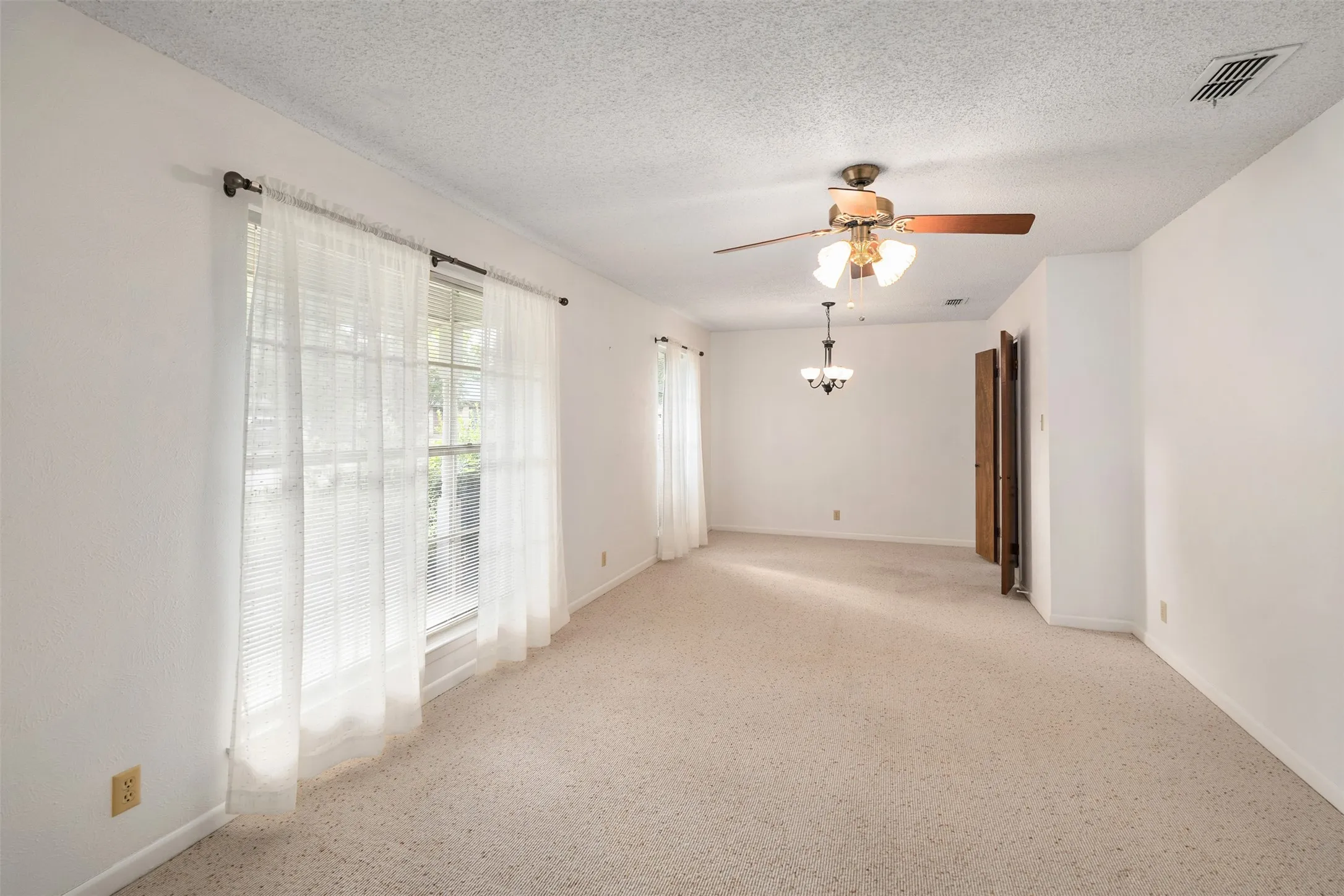 Separate formal dining off of entry that could also be a 2nd living area
