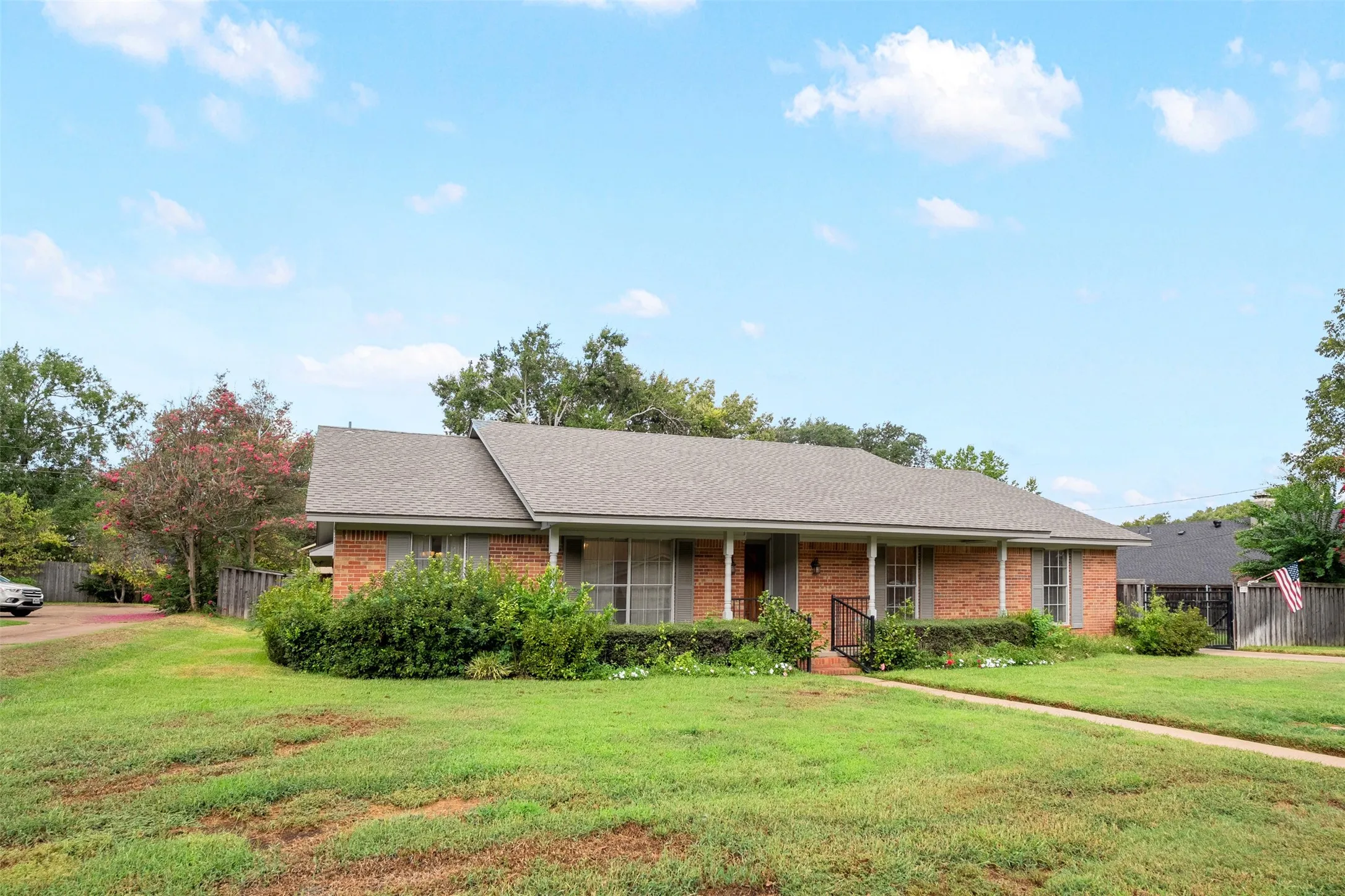 Single Family Residence For Sale in Henderson County , 925 Bradley Drive, Athens, Texas 75751, 3 Bedroom, 3 Bathroom, 2 Garage spaces, 2,002 Sqft, built in 1973, mls#21376671, Real Estate Agent in Athens, Homes For Sale in Henderson county, Homes For Sale in Athens, Realtor in Athens Texas, Real Estate Brokerage Independent Realty Texas, Luminita Cordes Realtor