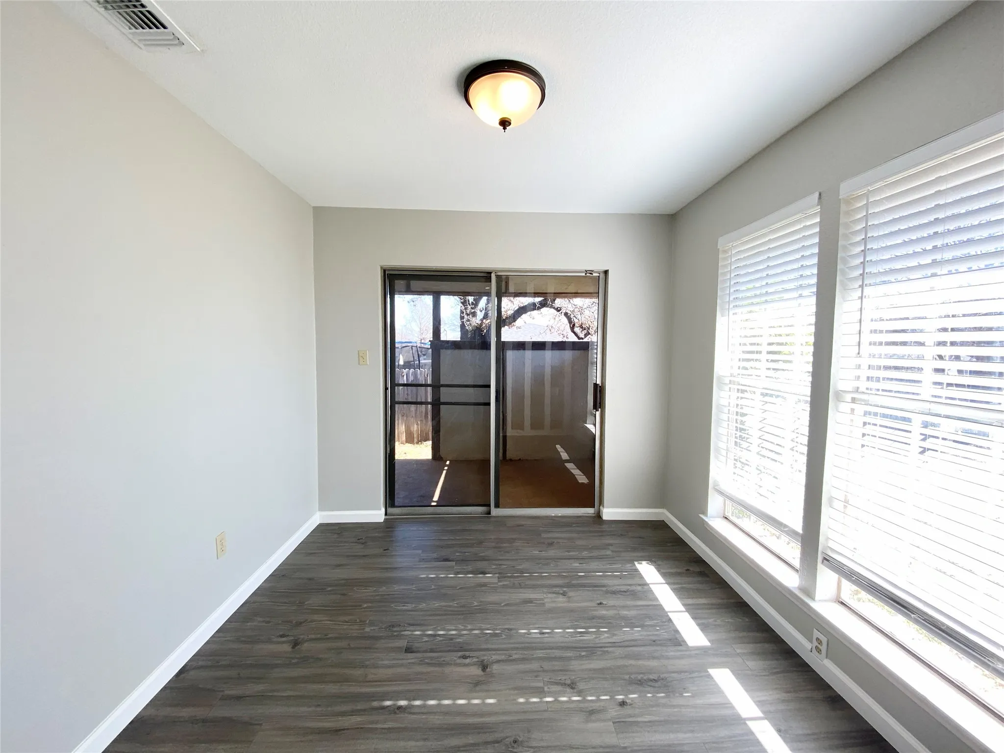 Single Family Residence For Rent in Tarrant County , 3809 Tamarron Lane, Arlington, Texas 76017, 2 Bedroom, 2 Bathroom, 1 Garage spaces, 1,122 Sqft, built in 1983, mls#21379323, Real Estate Agent in Arlington, Homes For Rent in Tarrant county, Homes For Rent in Arlington, Realtor in Arlington Texas, Real Estate Brokerage Independent Realty Texas, Luminita Cordes Realtor
